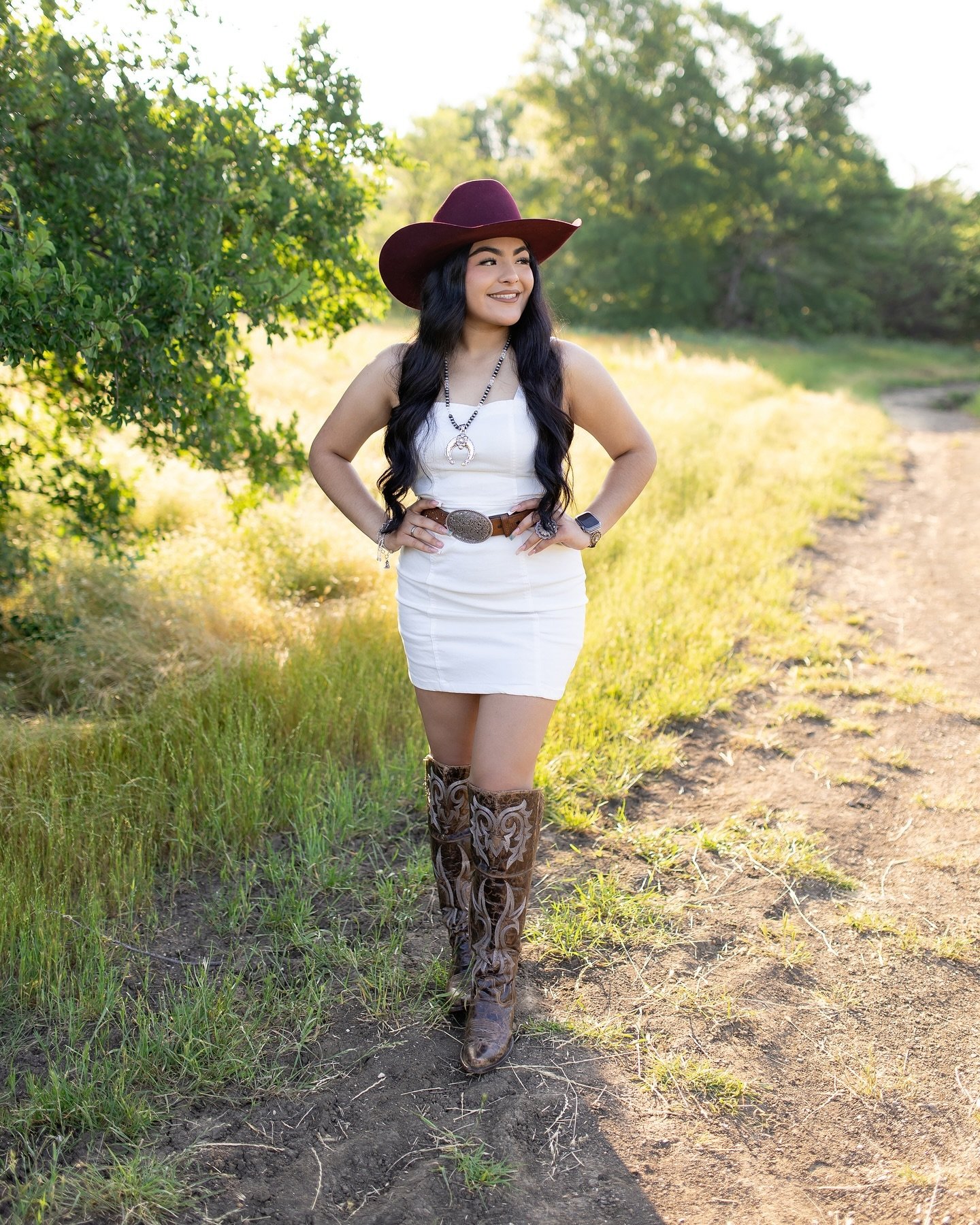 Julissa&rsquo;s Senior Session. 📸🎓

Share this with someone who needs Senior or Grad photos! ✨

Don&rsquo;t wait until the last minute to book. Inquire &amp; book your session today! 🗓️

✅ Check out my website for full portfolio. Contact me for mo