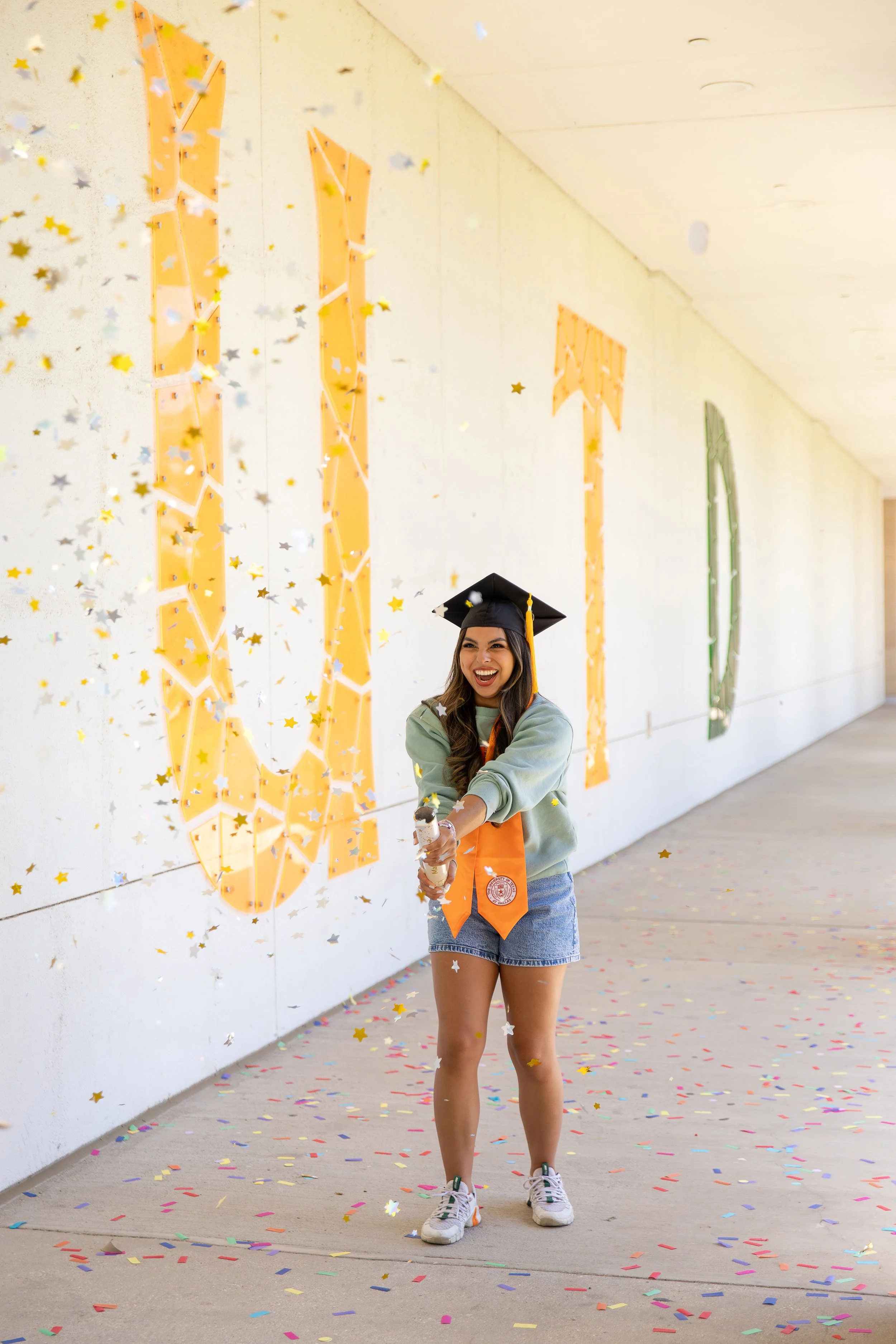 RS_Laura_UTD_GradSession_DFWPhotographer_TeddyGiles-38.jpg