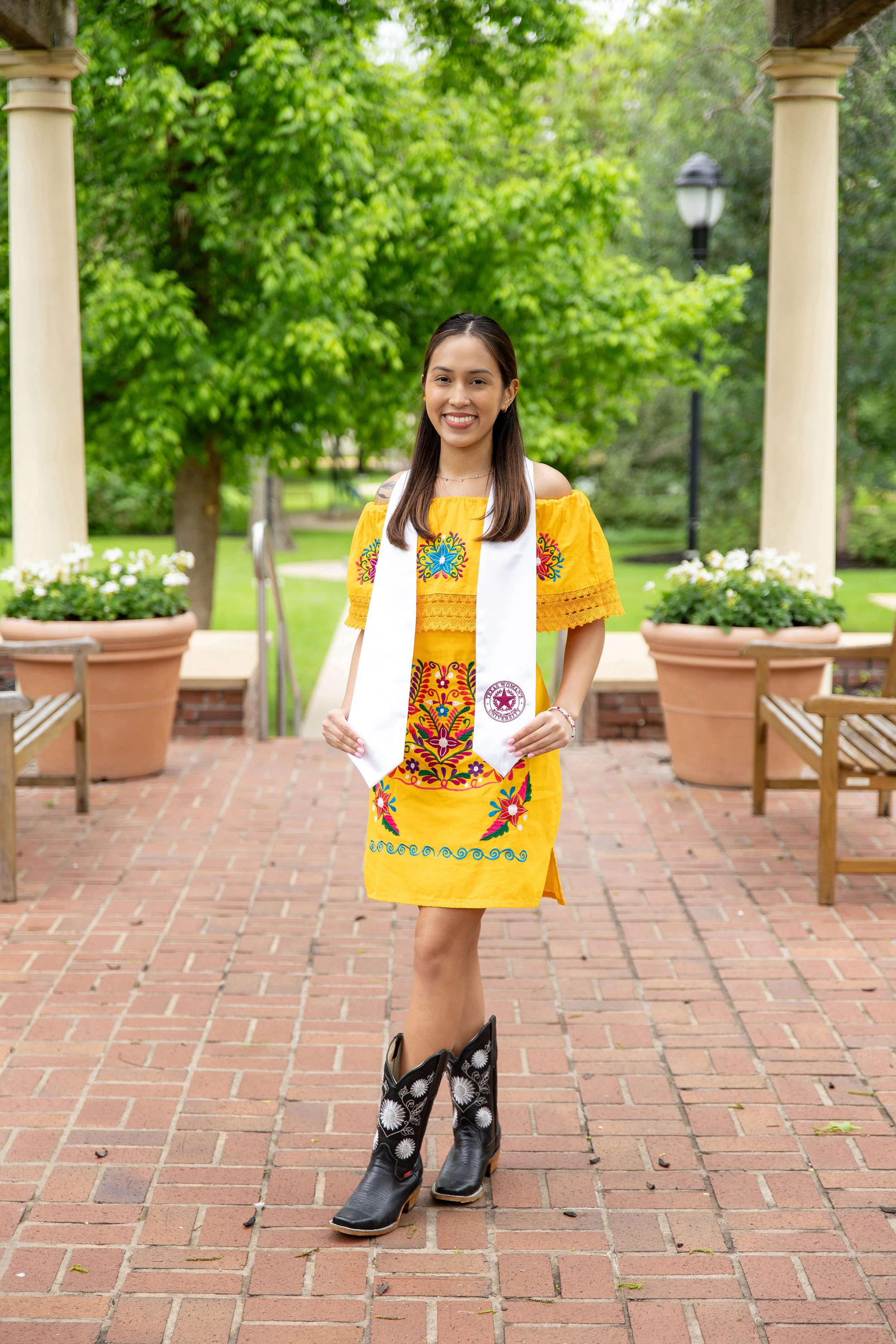 RS_Yaritza_GradSession_DFWPhotographer_TeddyGiles-1.jpg
