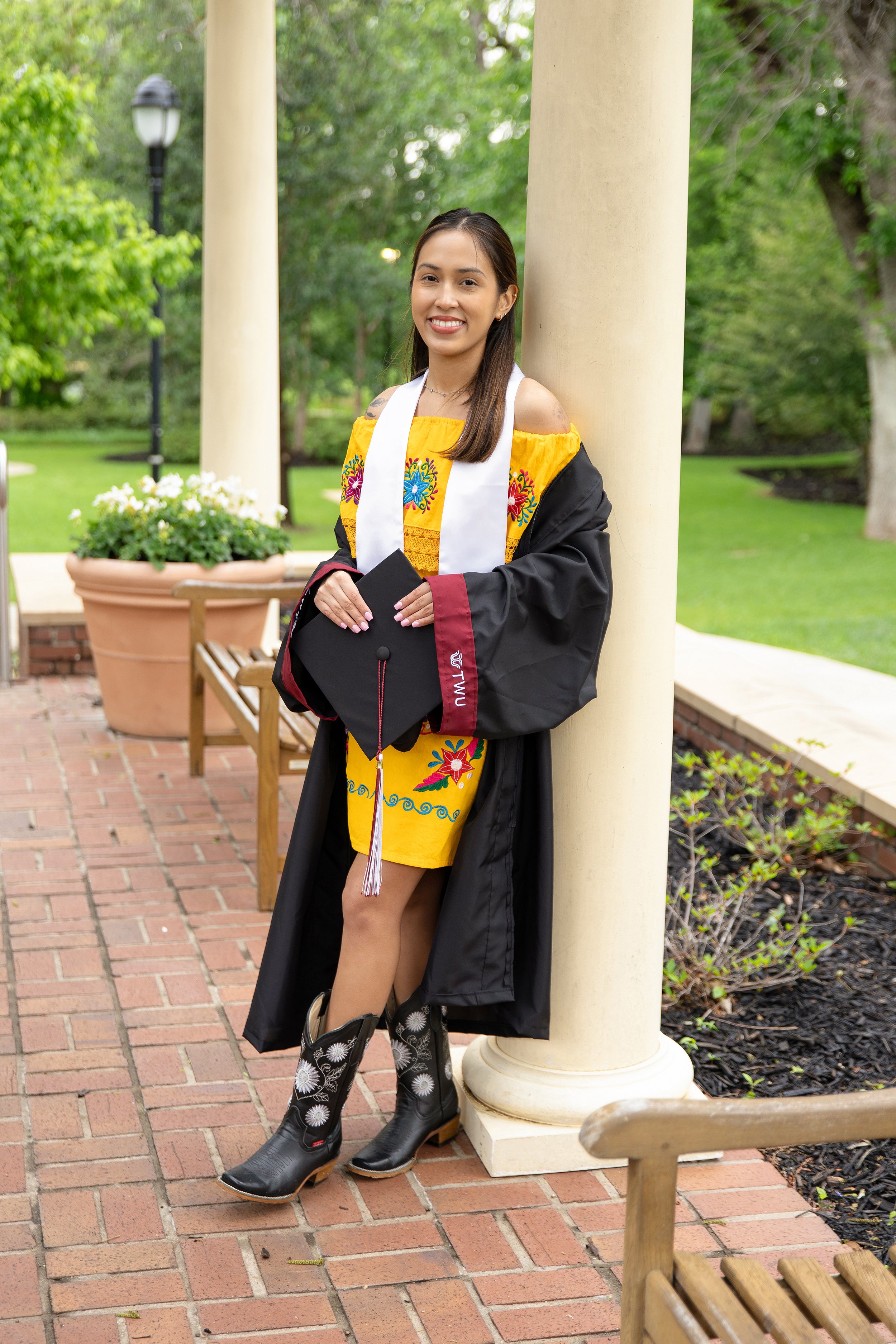 RS_Yaritza_GradSession_DFWPhotographer_TeddyGiles-6.jpg