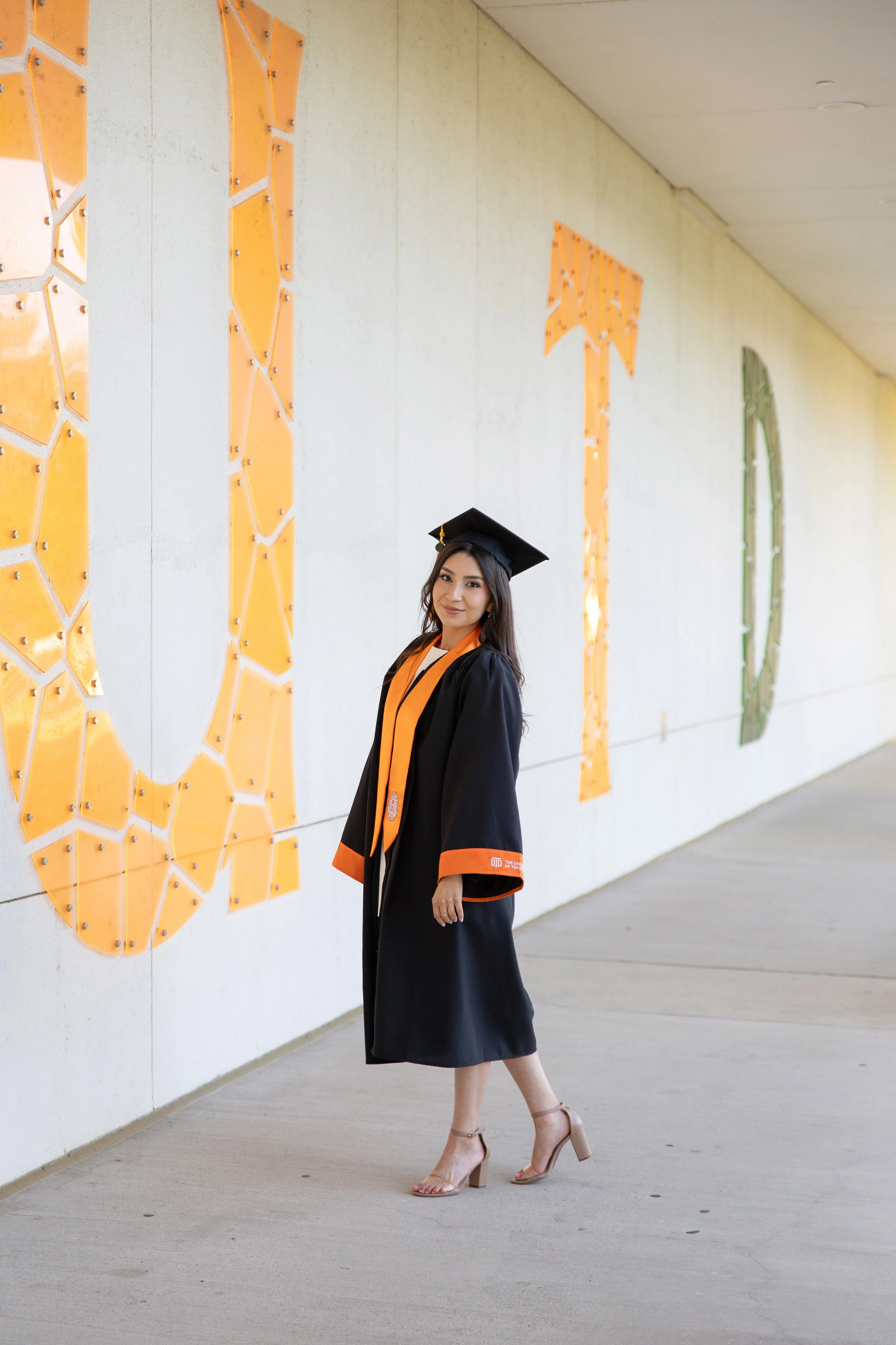 RS_Lesly_UTD_GradSession_DFWPhotographer_TeddyGiles-27.jpg