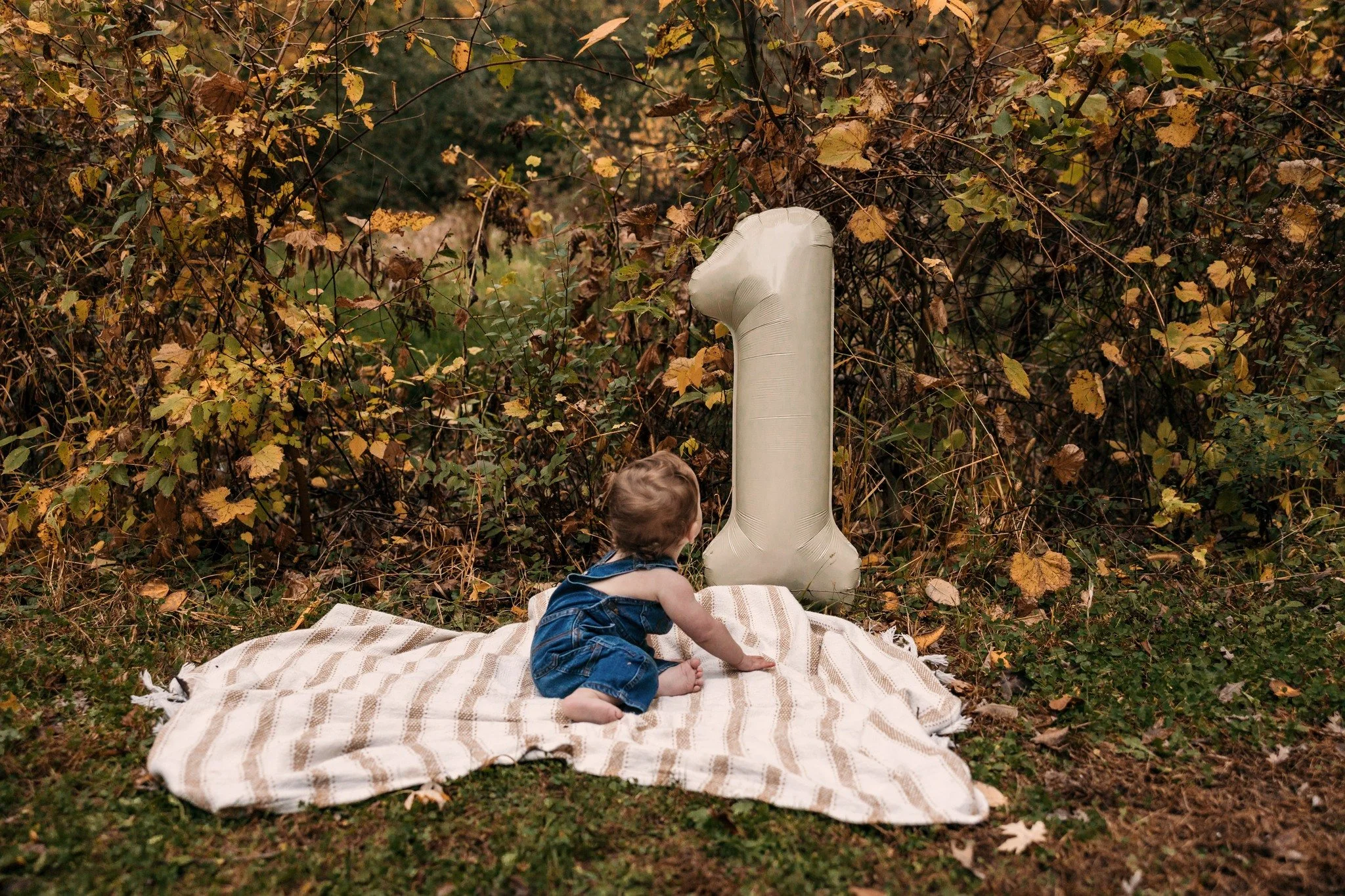 I didn&rsquo;t expect outdoor cake smashes to become a favorite 😍 There&rsquo;s just something about letting a moment unfold in nature the light, the sounds, the space to explore (and make a mess)  that makes it all feel a little more real, a little