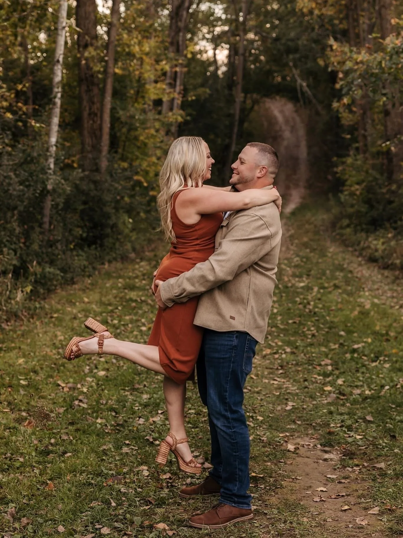 I had the best time with these two during their engagement session at my favorite spot! This place never disappoints with its golden light, winding trails, and that peaceful, tucked-away feeling that makes every moment feel special.

They absolutely 