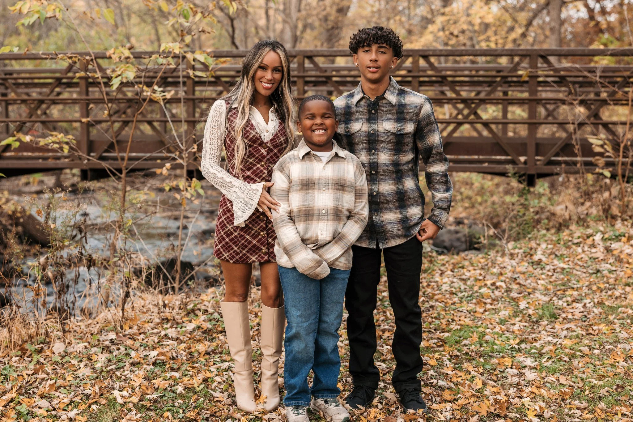 A beautiful mom and her two handsome boys 😍

This session down by the river felt like something out of a magazine 💛A mom whose heart overflows for her boys and two boys who clearly adore their mama just as much. So obsessed with how these turned ou