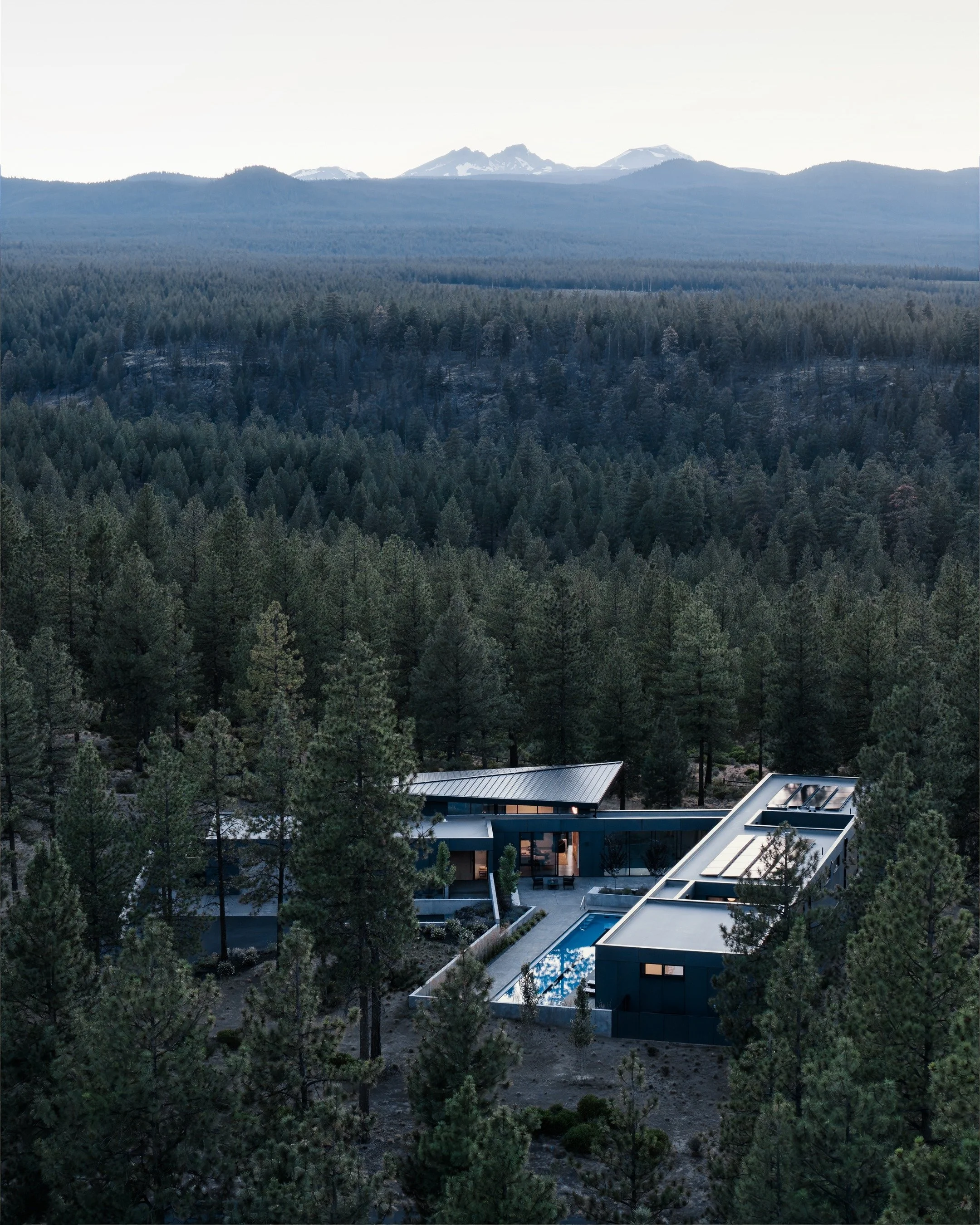 Bend Hideaway is featured in @amazing.architecture this week.
A single-level high desert modern home built for movement: a lap pool, home gym, and walls of glass that dissolve into 650 acres of forest. The plan bends with the site so the house feels 