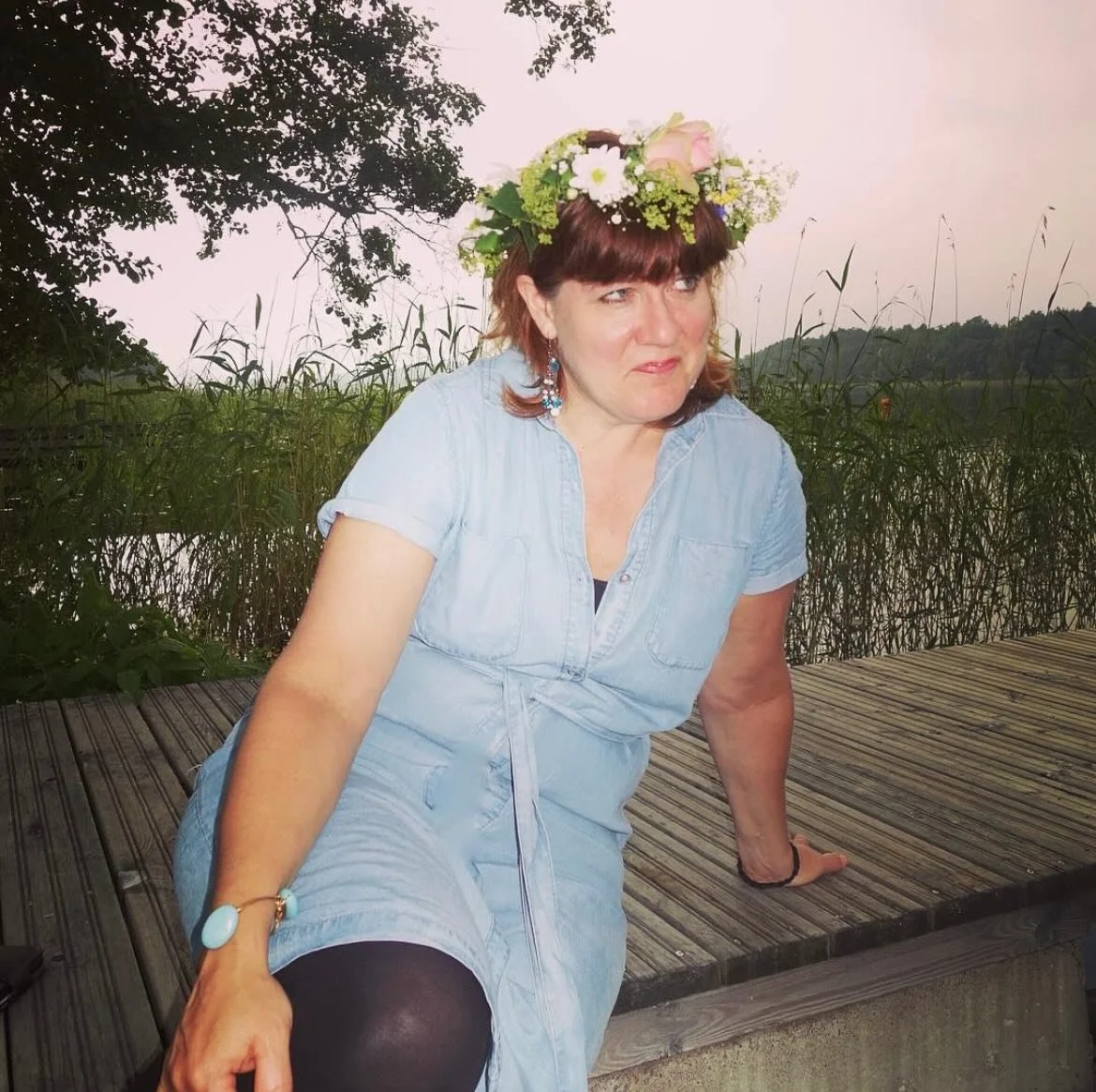 Glad Midsommar!🥂🎉

This is one of our favorite photos of Sandra❤️ She wrote: &ldquo;Looks like I am up to midsommar mischief, doesn&rsquo;t it?&rdquo; 
Her friend Zanne captured this shot June 2016 during their annual friend celebration. 

We hope 