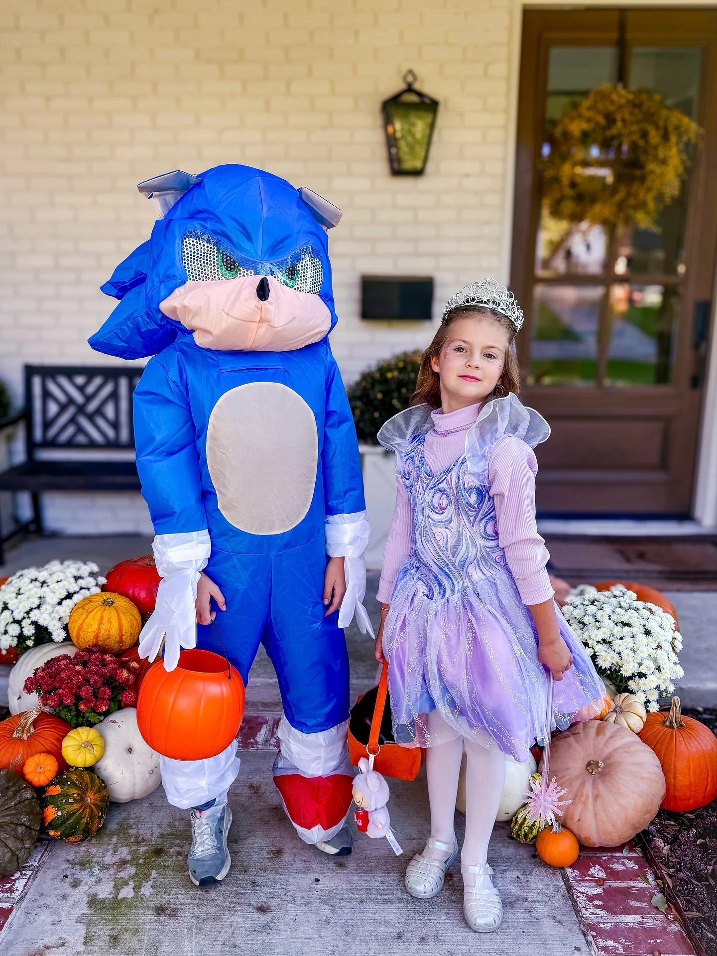 Happy Halloween from Sonic &amp; Glinda! 💙🩷

Time for Christmas! 🥳🎄