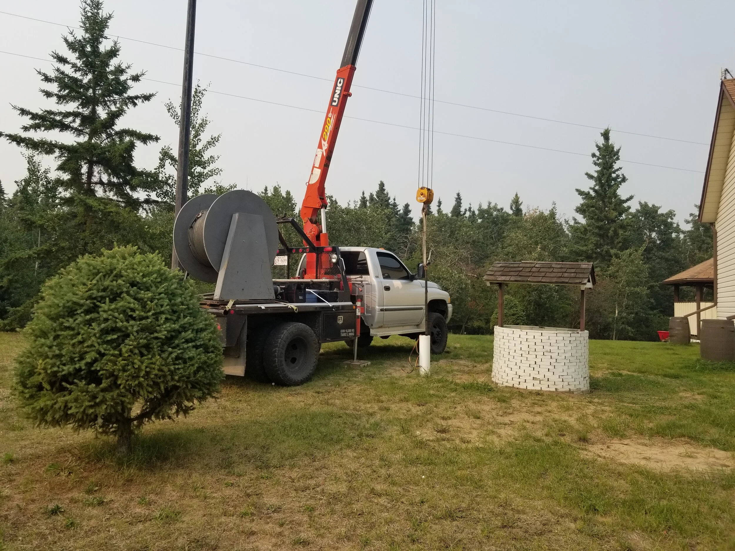 One-ton and tandem axle picker serviceStiff boom and knuckle picker