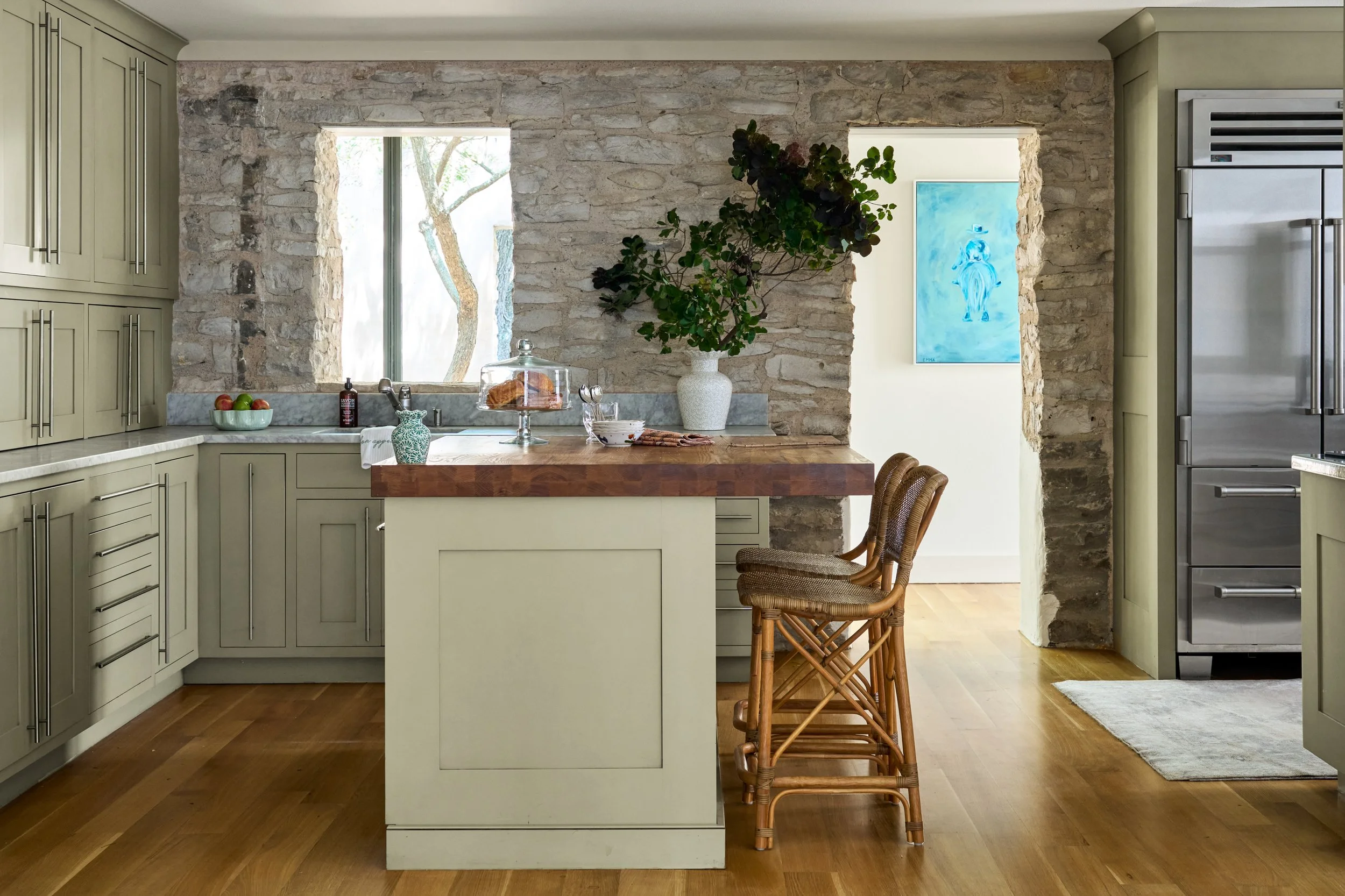 Rustic_kitchen_design_with_natural_stone.jpg