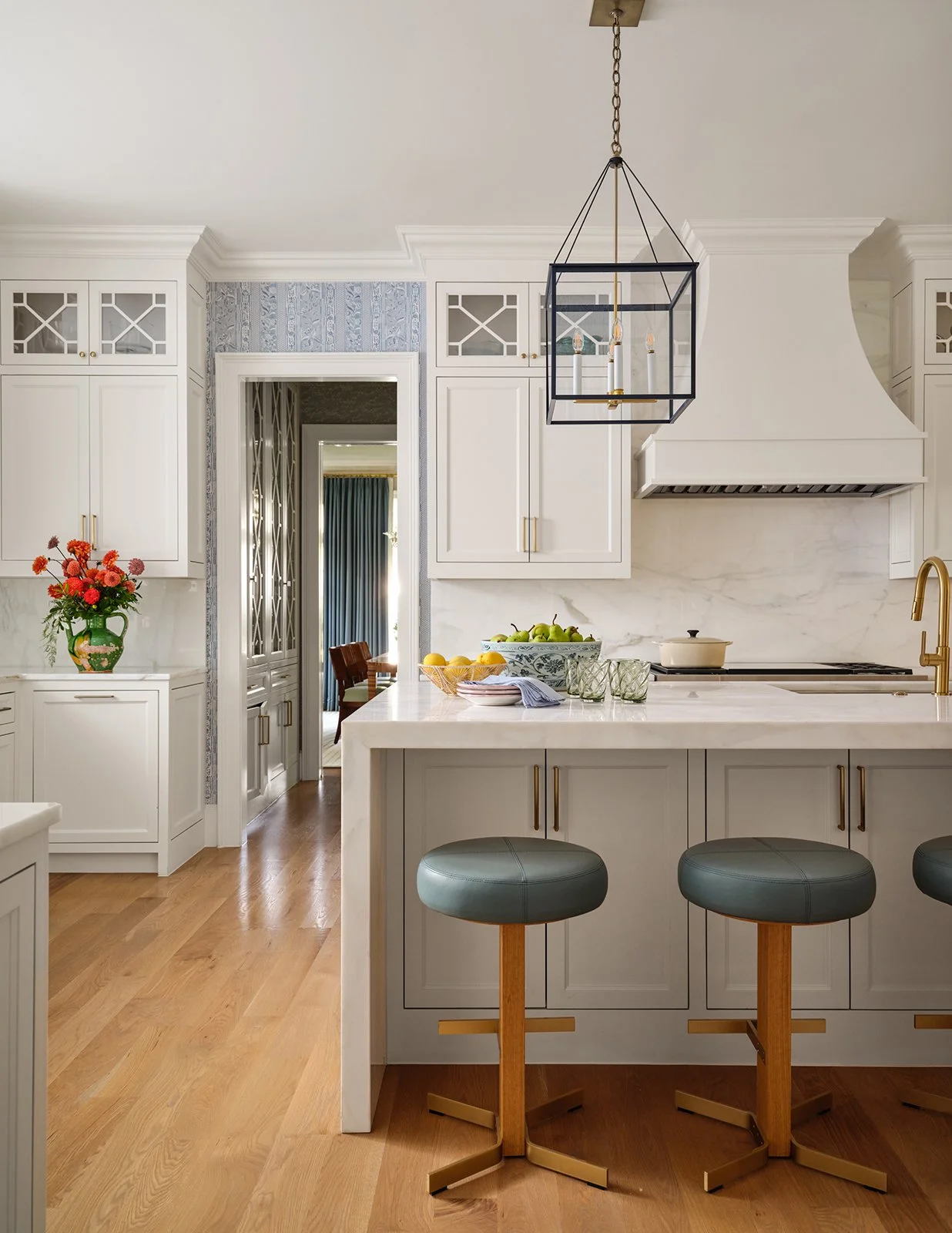 Welcoming_Kitchen_with_Large_Island_for_Prep_and_Entertaining.jpg