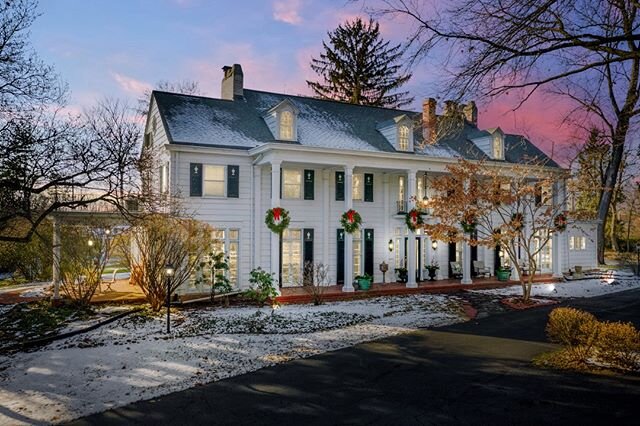 Dream exterior! Plus it's perfectly decorated for the holidays. How beautiful is this home?⁠
#realestate⁠
#home⁠
#interiordesign⁠
#architecture⁠
#homesweethome⁠
#interior⁠
#house⁠
#photography⁠
#design⁠
#forsale⁠
#realestatephotography⁠
#realestateph