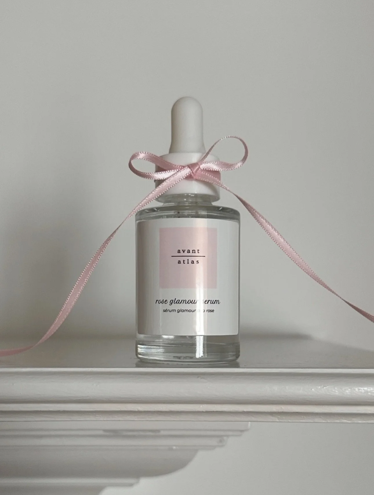 s&eacute;rum glamour &agrave; la rose ♡

With ingredients from the South of France, the rose glamour serum is perfect for your petal-soft skin. Adorned with rose quartz to enhance beauty, it boosts circulation in the skin leaving a radiant complexion
