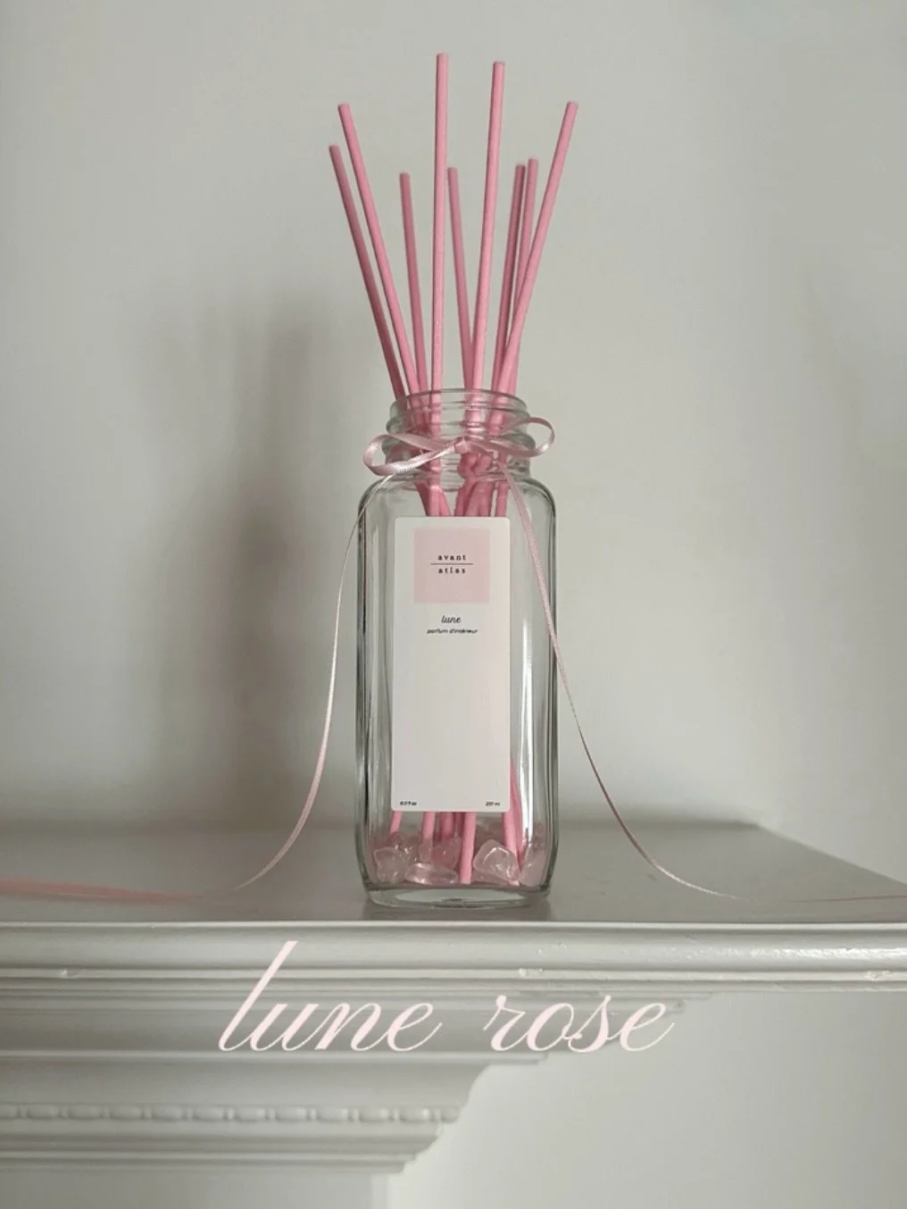 lune diffuseur de parfum d&rsquo;int&eacute;rieur ♡ 

A beautiful blend of South of France sourced rose petal, ylang ylang flower, and lavender, lune sends you the sweetest of dreams. These high potency floral extracts arrive on a bed of rose quartz,