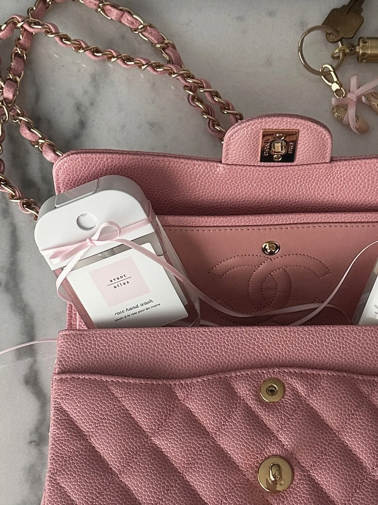 savon &agrave; la rose pour les mains ♡

With ingredients from the South of France, the rose hand wash is the perfect way to cleanse your hands while en route. Adorned with rose quartz to enhance beauty, it boosts circulation in the skin leaving a ra