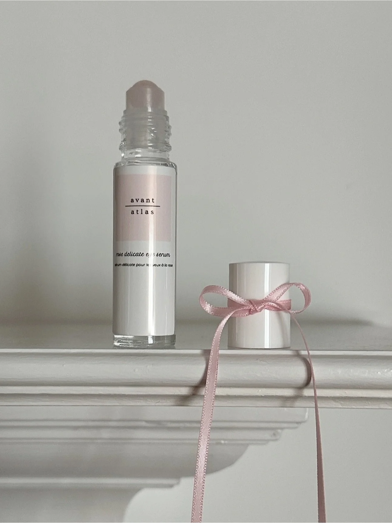 s&eacute;rum d&eacute;licate pour les yeux &agrave; la rose ♡

With ingredients from the South of France, the rose delicate eye serum is perfect for your petal-soft skin. Adorned with rose quartz to enhance beauty, it boosts circulation in the skin l