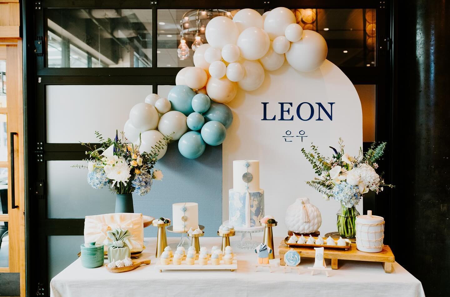 Korean first birthday spread for sweet baby Leon this past weekend 💙 

(gorgeous cake and sweets by @jankimgrumbles beautiful decor rentals @brightjoy.events )

#sneakpeek
#koreanfirstbirthday
#dohl
#seattlefamilyphotographer