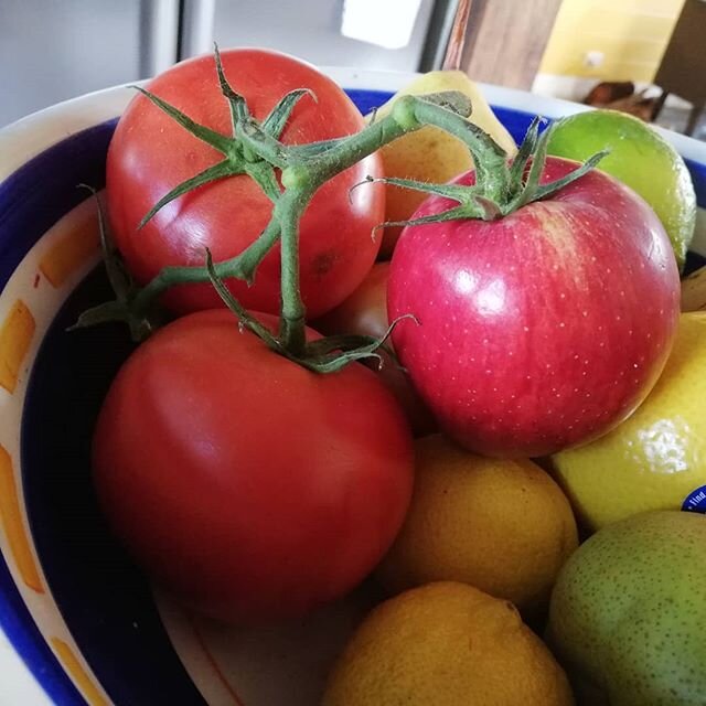 Something strange in the fruit bowl...
#fruit #apple #crossspecieslove