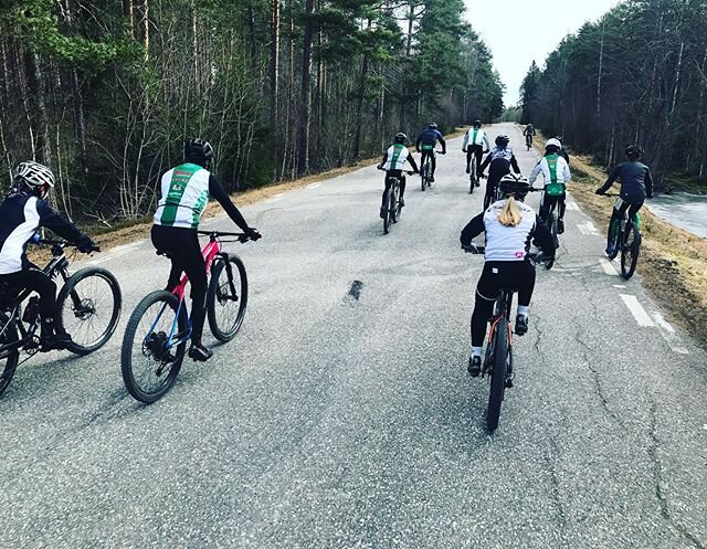 Uppv&auml;rmning med Falu CK:s t&auml;vlingsgrupp innan dagens &ouml;vningar p&aring; Lugnets XCO bana p&aring;b&ouml;rjades. T&auml;vlingsbanan till 90% &aring;kbar!