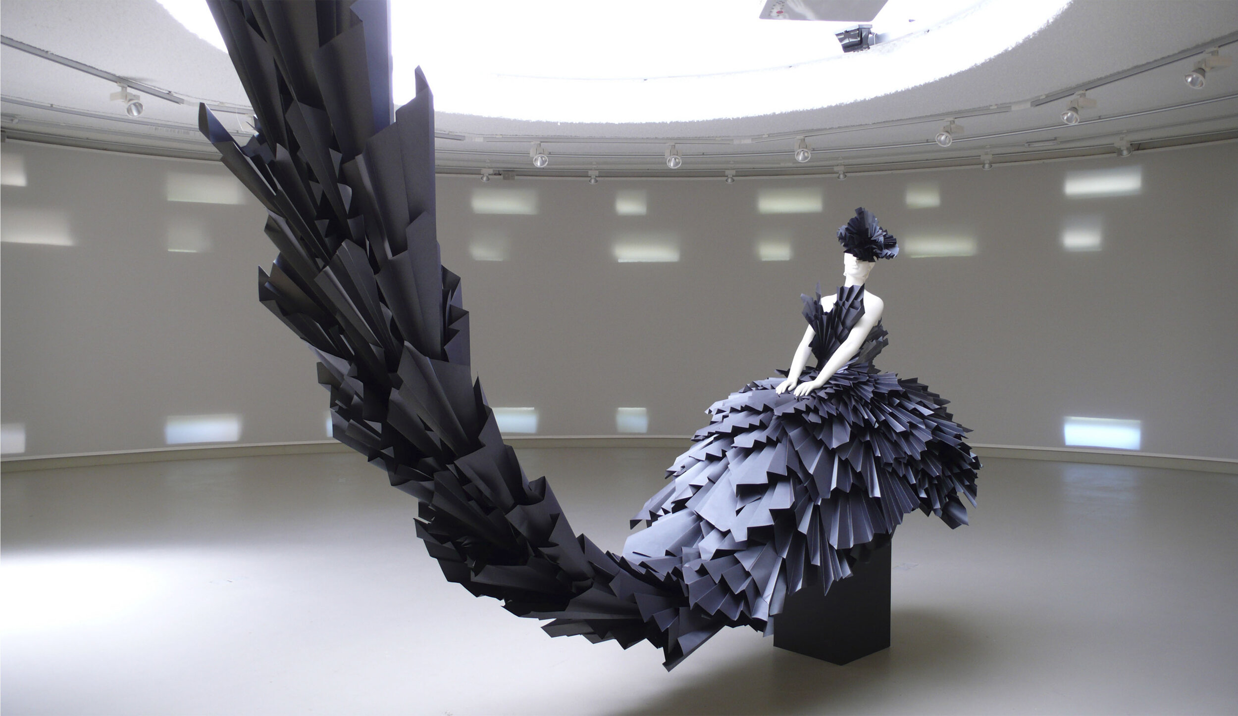 platform21-zoebradley-paper-art-paperdress-ruffle-paperfolding-paper-couture-fashion-design-exhibit.jpg
