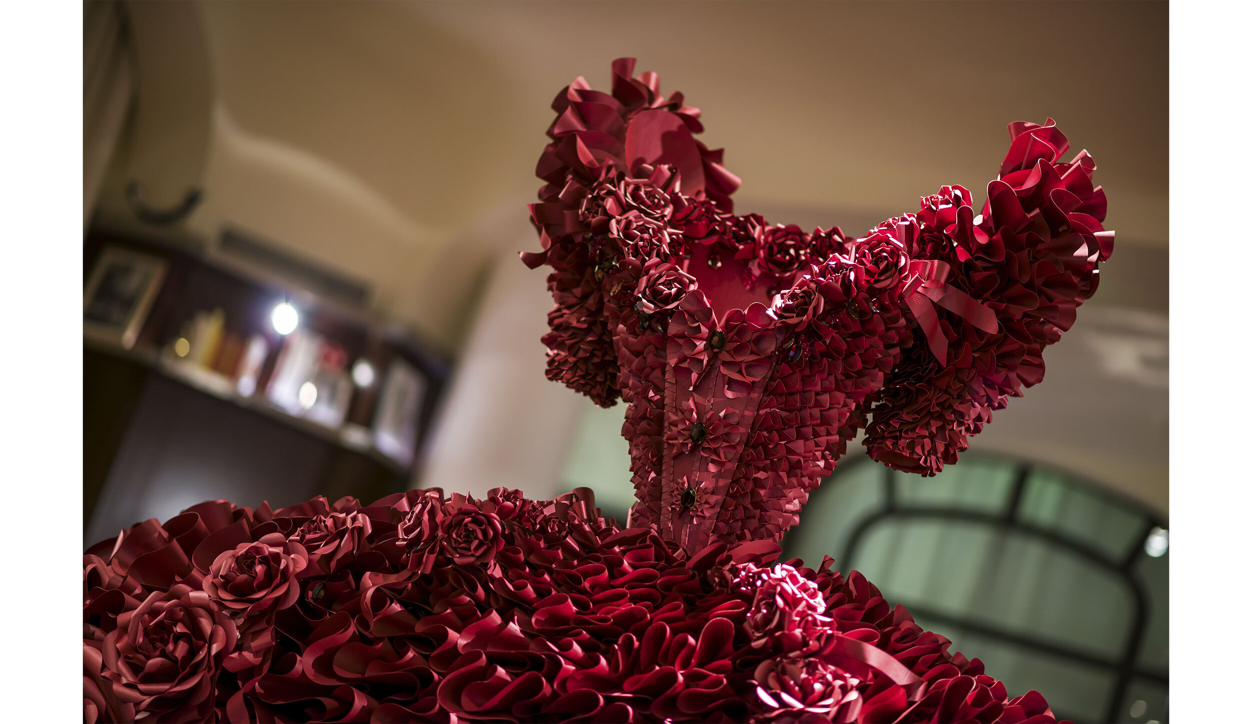 le-royal-monceau-zoebradley-couture-paperdress-red-roses-paperflowers-art-fashion-design.jpg