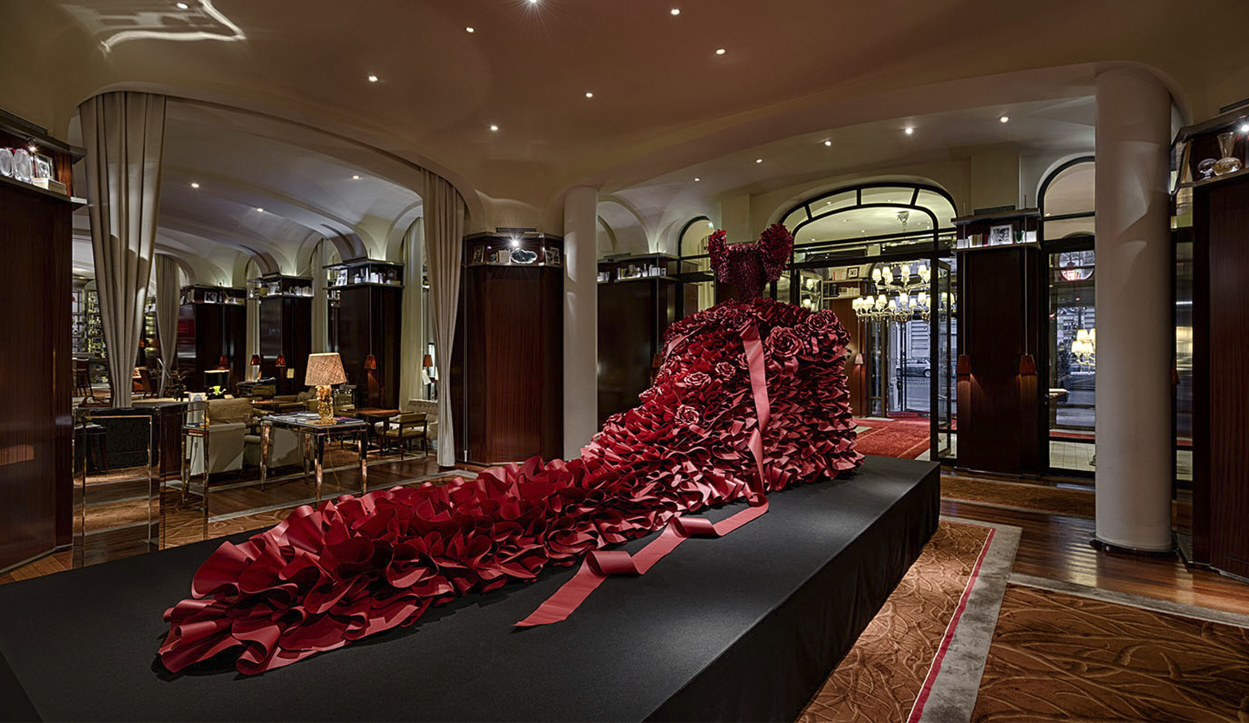 le-royal-monceau-zoebradley-couture-paperdress-red-roses-paperflowers-art-fashion-design2.jpg