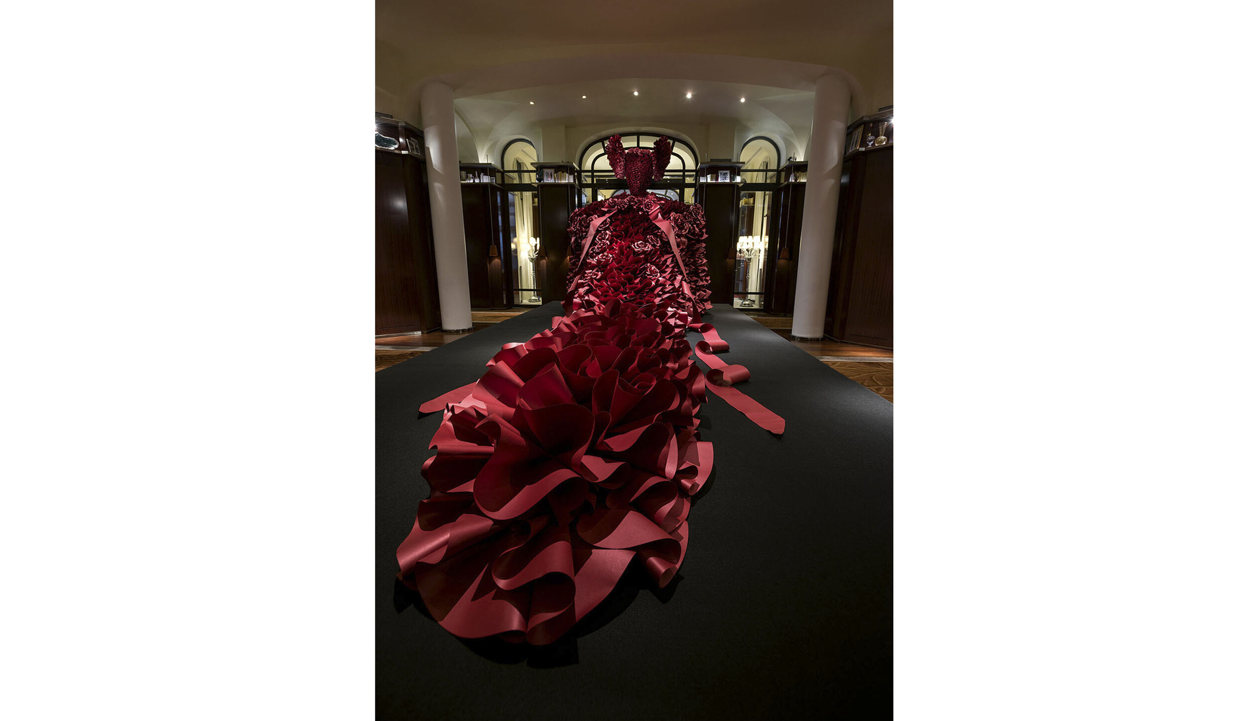 le-royal-monceau-zoebradley-couture-paperdress-red-roses-paperflowers-art-fashion-design3.jpg