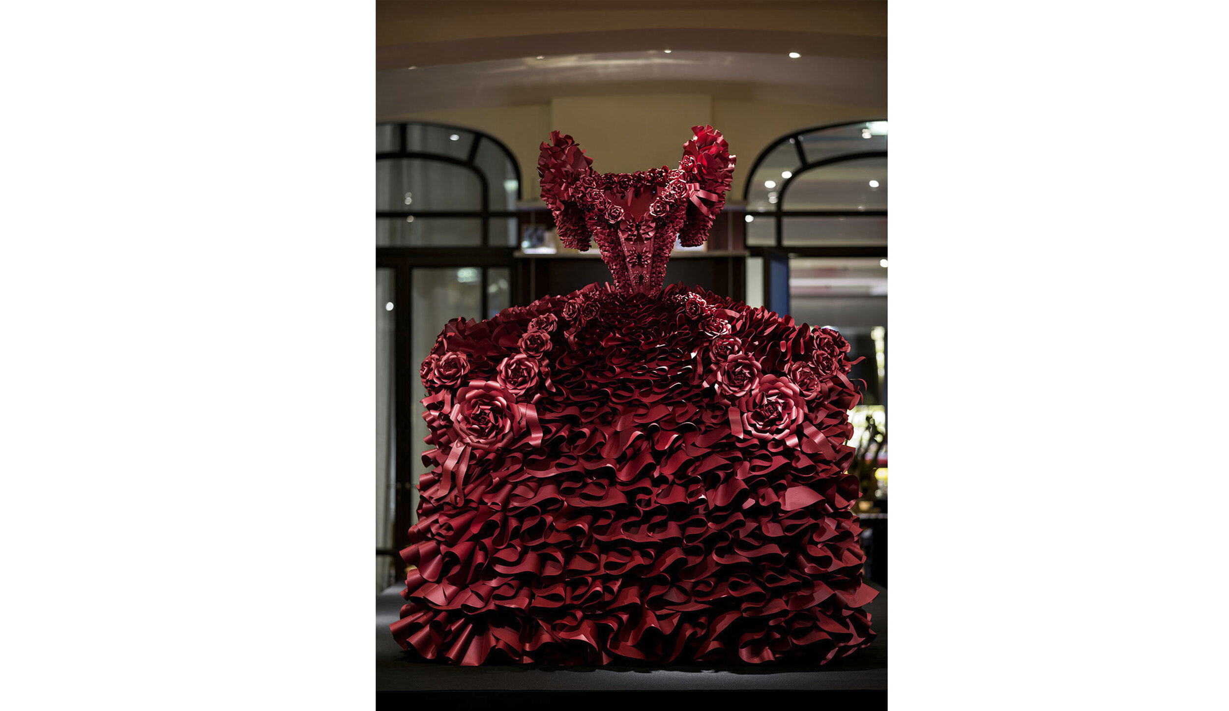 le-royal-monceau-zoebradley-couture-paperdress-red-roses-paperflowers-art-fashion-design4.jpg