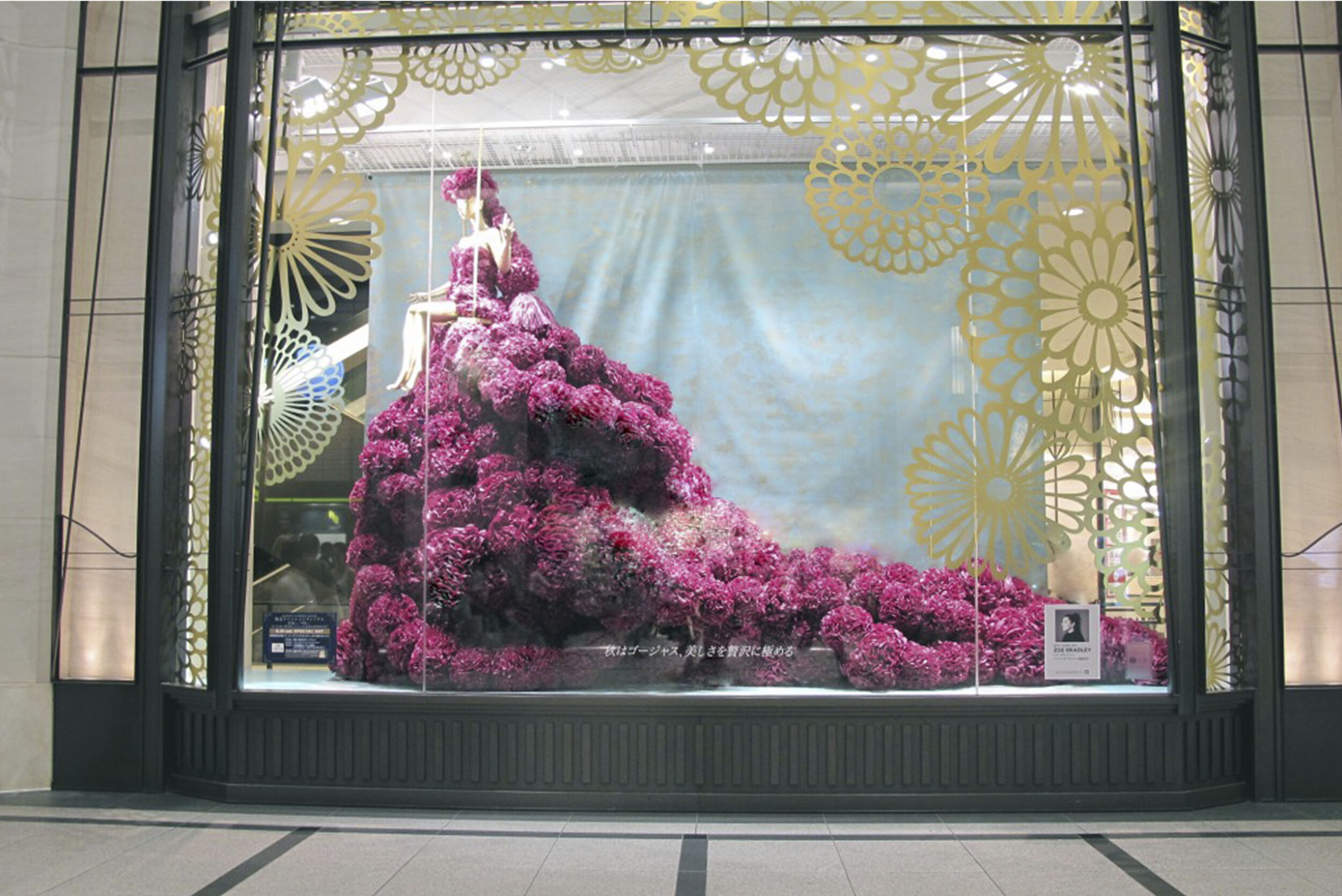 hankyu-window-display-zoebradleydesign-paperdress-fahsion-paper-art-2.jpg