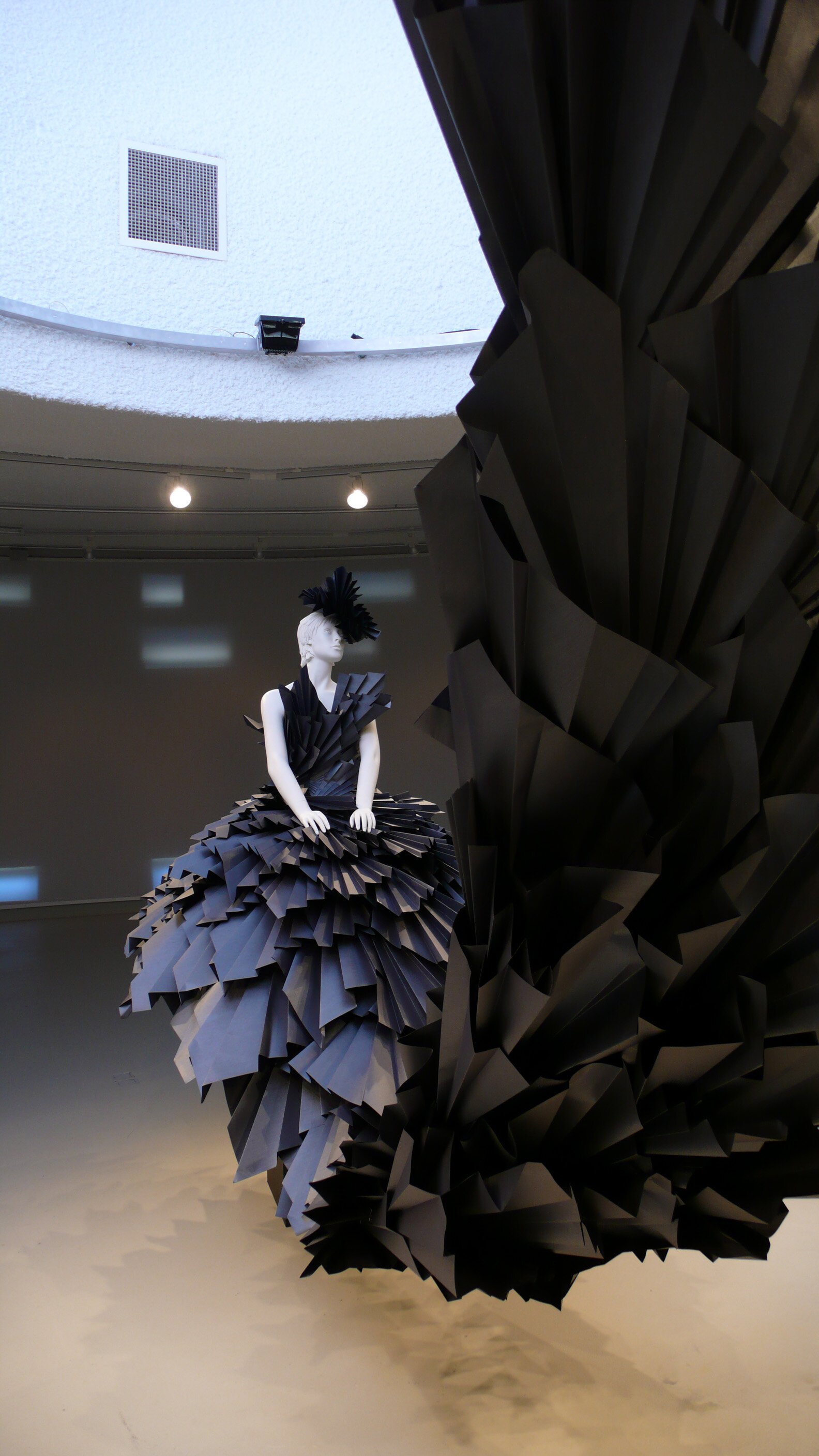 platform21-zoebradley-design-dress-ruffle-exhibit-fashion-paper-art2.jpg