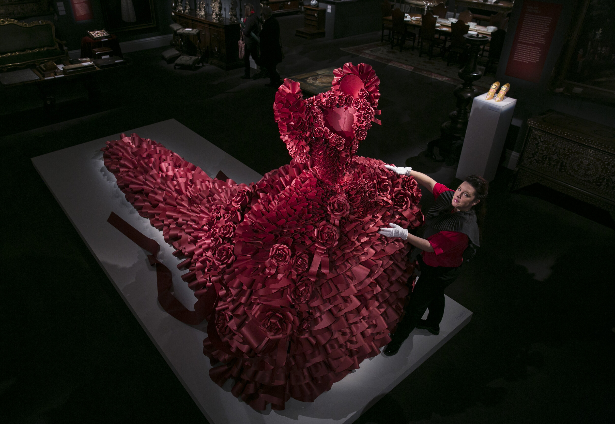 10-sothebys-dress-paper-couture-zoebradley-design-fashion-history-crown-shoes-paperart4.JPG