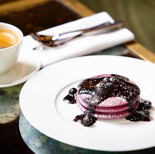 Did you know that guests staying at @theedinburghgrand can treat themselves to breakfast in our Lounge and the menu includes mouth-watering dishes like our vegan blueberry pancakes #theregisterclub