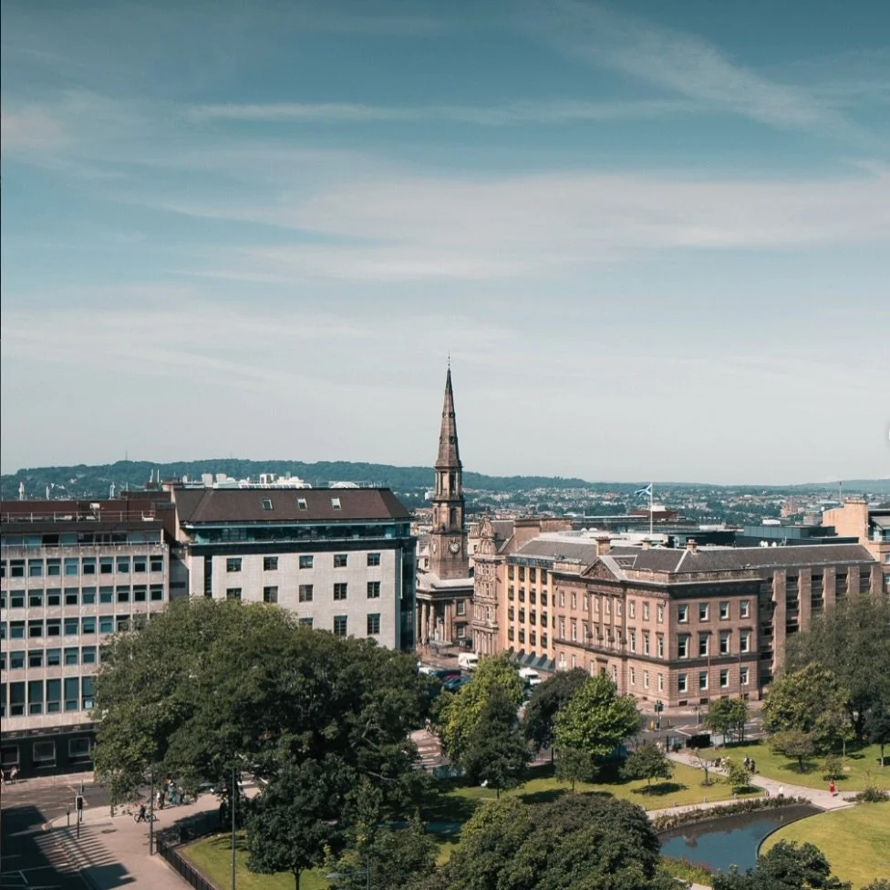 Just moments from St Andrew Square, yet quietly removed from the rush below.

On the Fourth Floor of The Edinburgh Grand, you will find a space designed for slowing down whether that is for morning coffee, afternoon tea, or an evening drink as the ci