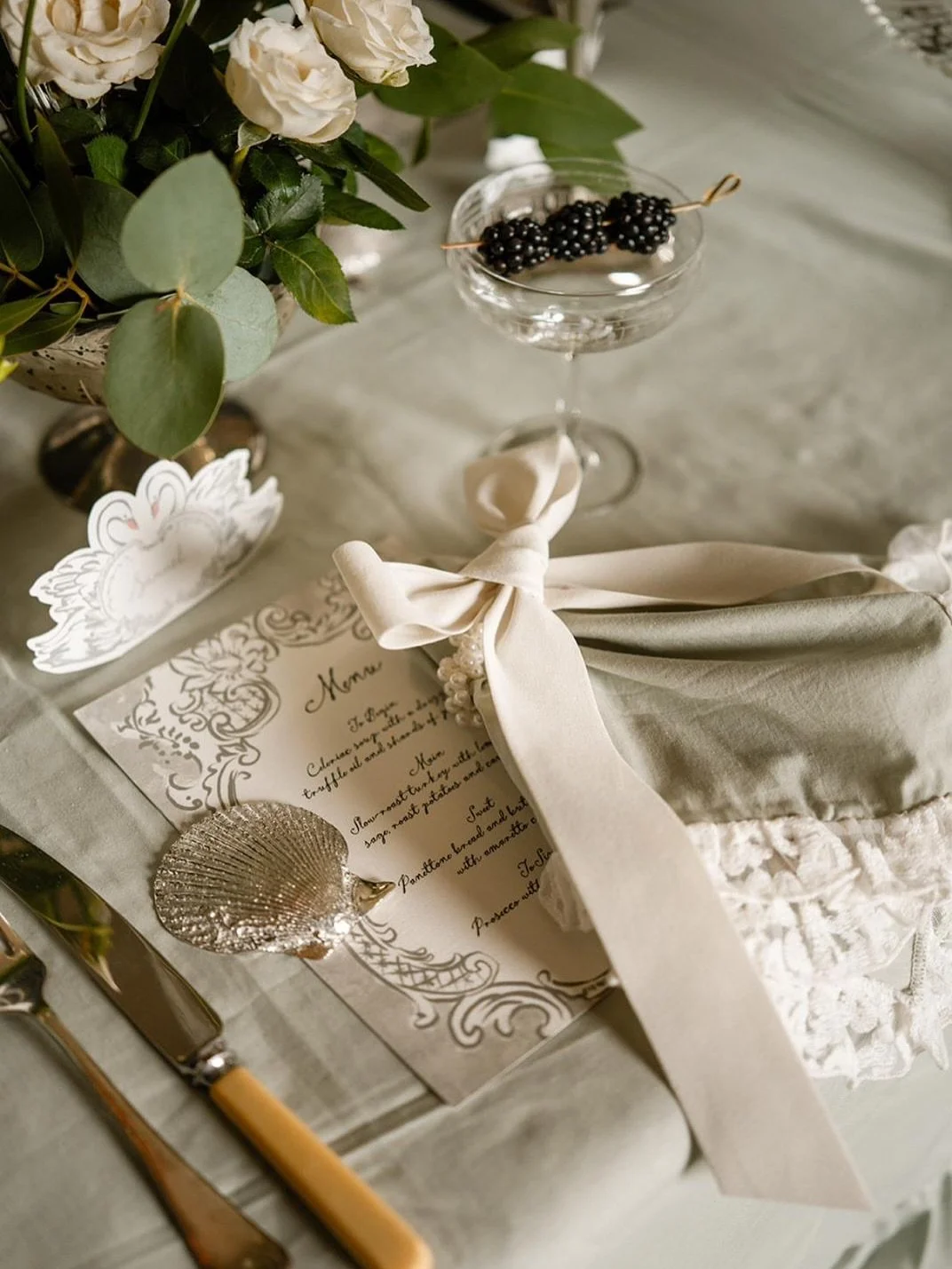 ✨ A little Christmas magic has begun ✨

I&rsquo;ve had the absolute joy of collaborating with the wonderfully talented and passionate Amber of @shopamberandwillow on her Swan Lake Christmas table stationery, a dreamy mix of elegance and storytelling.