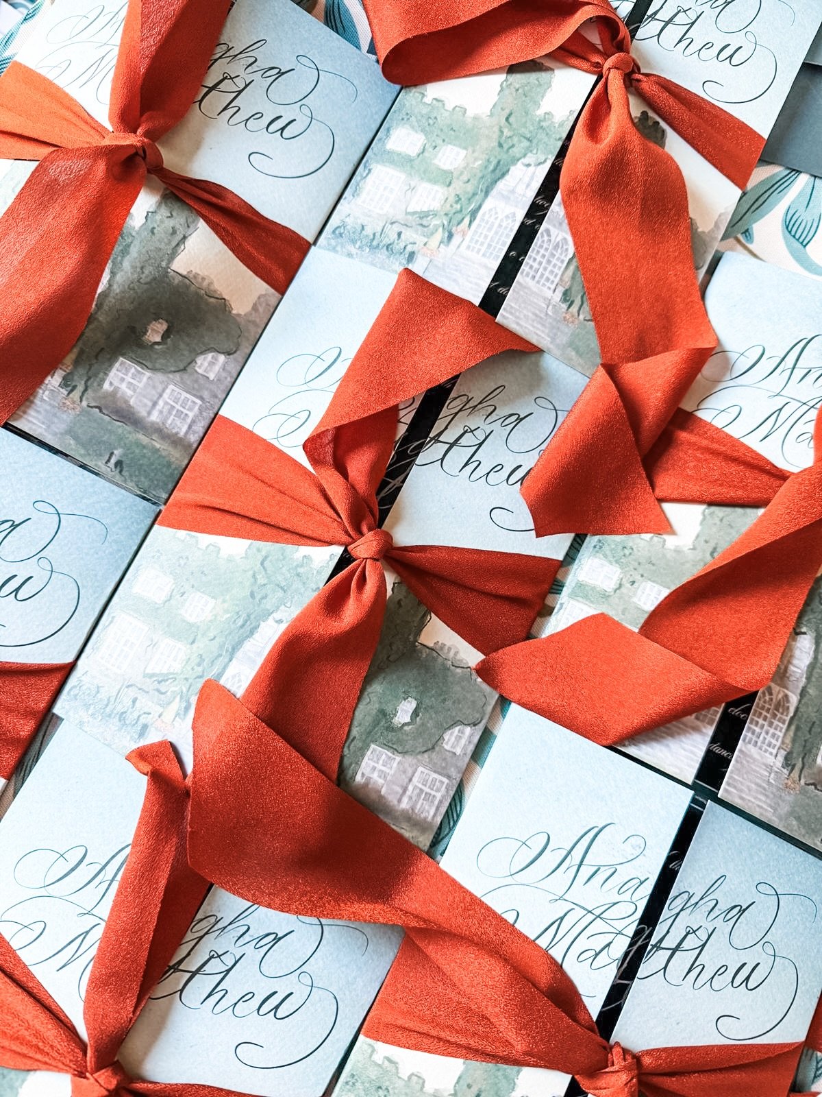 🤩 A summer wedding in Ireland in greens and terracotta.
A joyful blend of Indian, American and Irish details, beautiful colours, silk ribbon and playful illustration.
Masterfully planned by the wonderful Maria @mariareidyevents @luttrellstowncastler