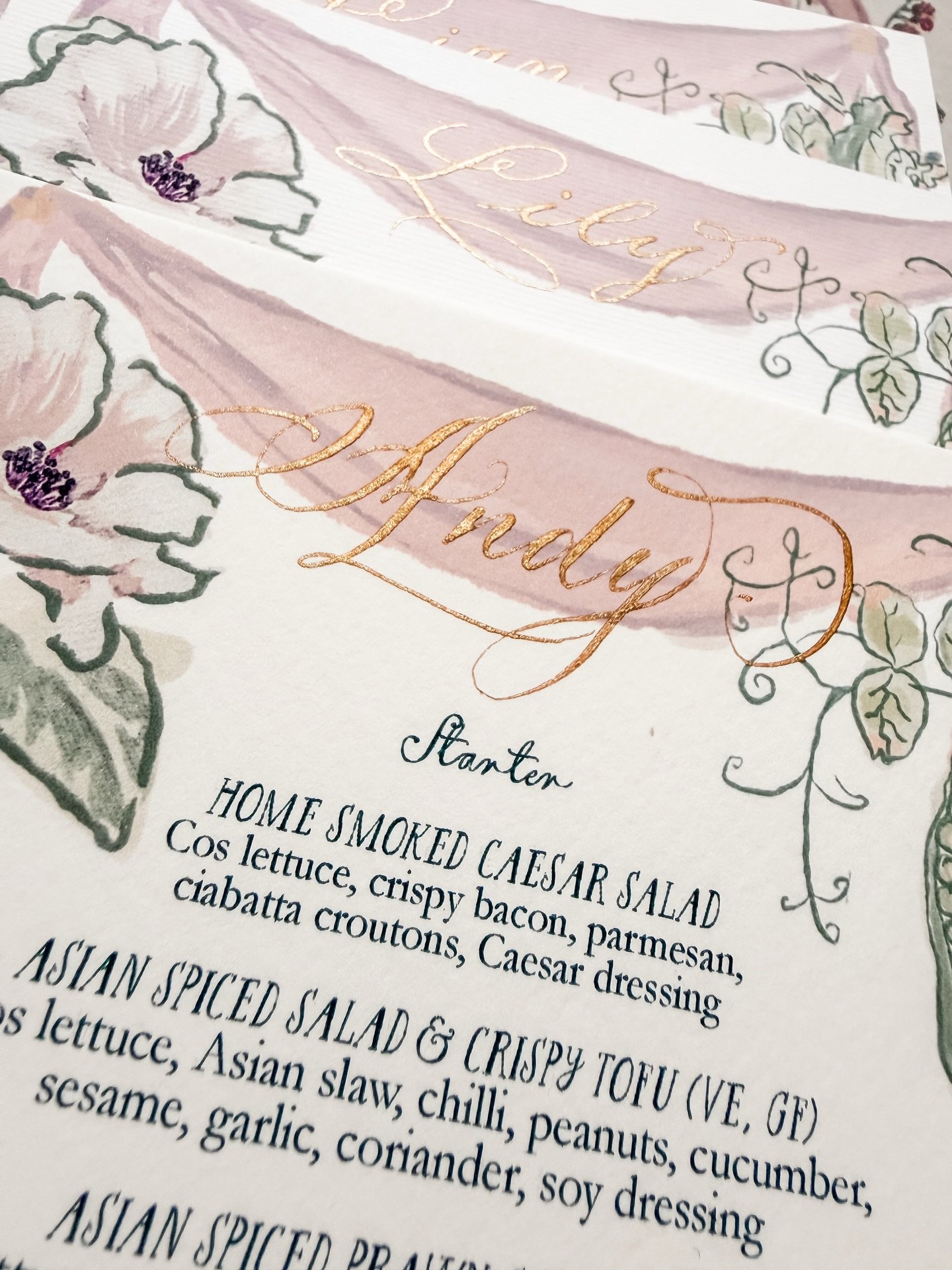 Happy wedding day to J&amp;C @markreecastlesligo ✨

I loved creating these with @jojojermyn, and it is always a good day when I am flexing the nib with some chic gold calligraphy.

Calligraphy was my gateway drug to stationery design, and still one o