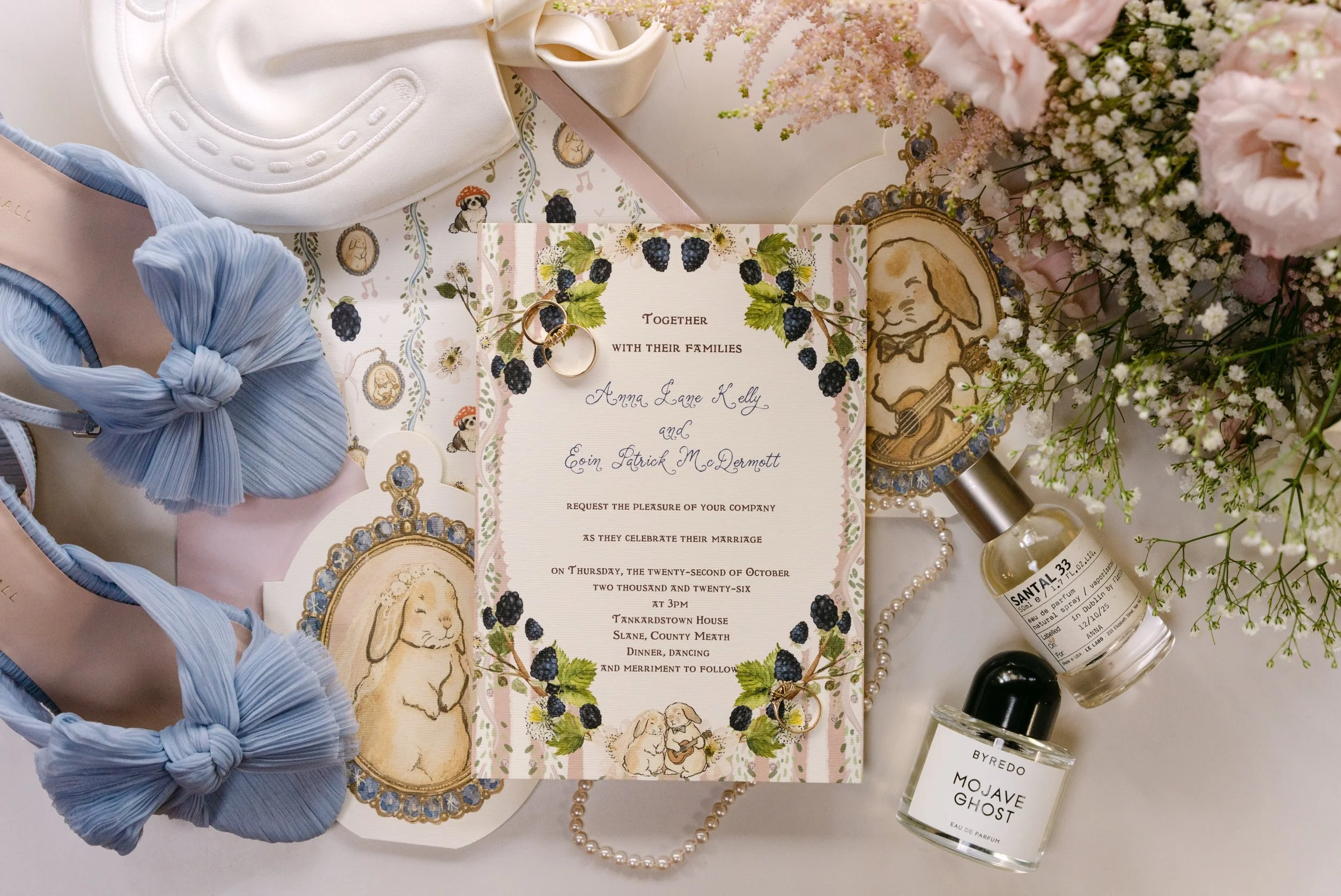 🫐✨🧚🏻🎀 For Anna and Eoin, we brought together family heirlooms, personal symbols, their beloved Bonnie, the changing seasons and a blackberry bramble  that held meaning for Anna. The result was a little storybook, a little Brambly Hedge, and compl