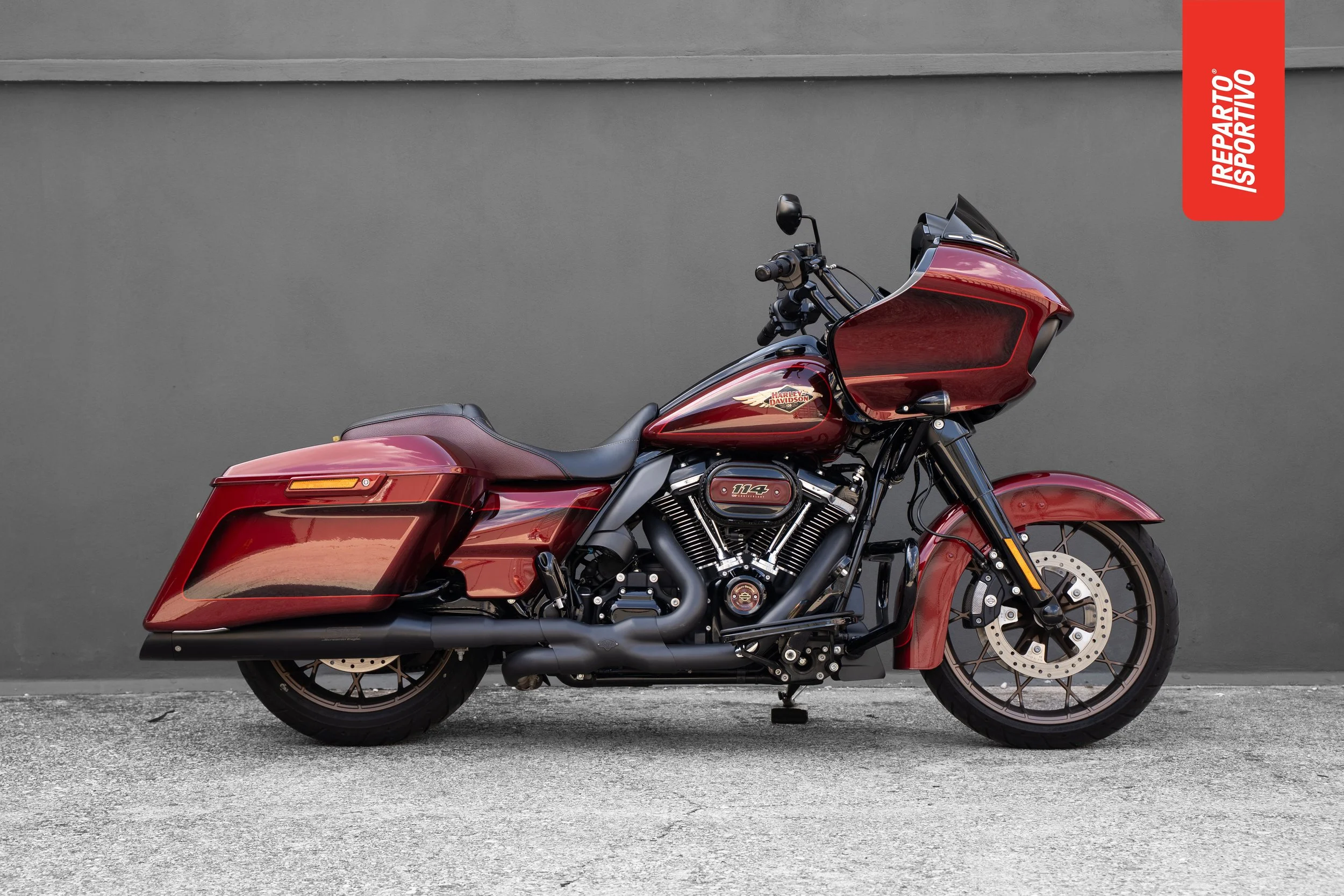ROAD_GLIDE_120TH_01.jpg