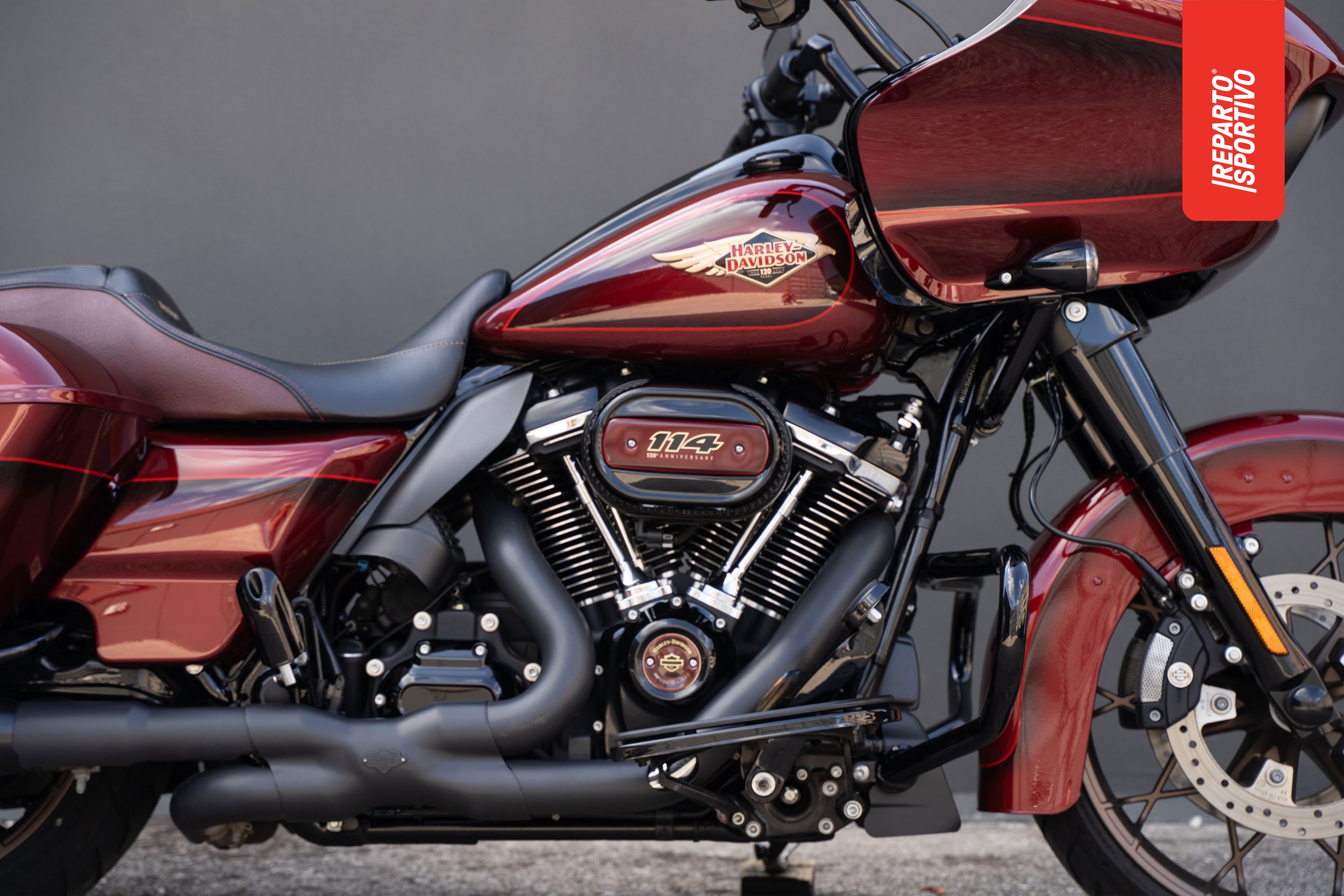 ROAD_GLIDE_120TH_03.jpg