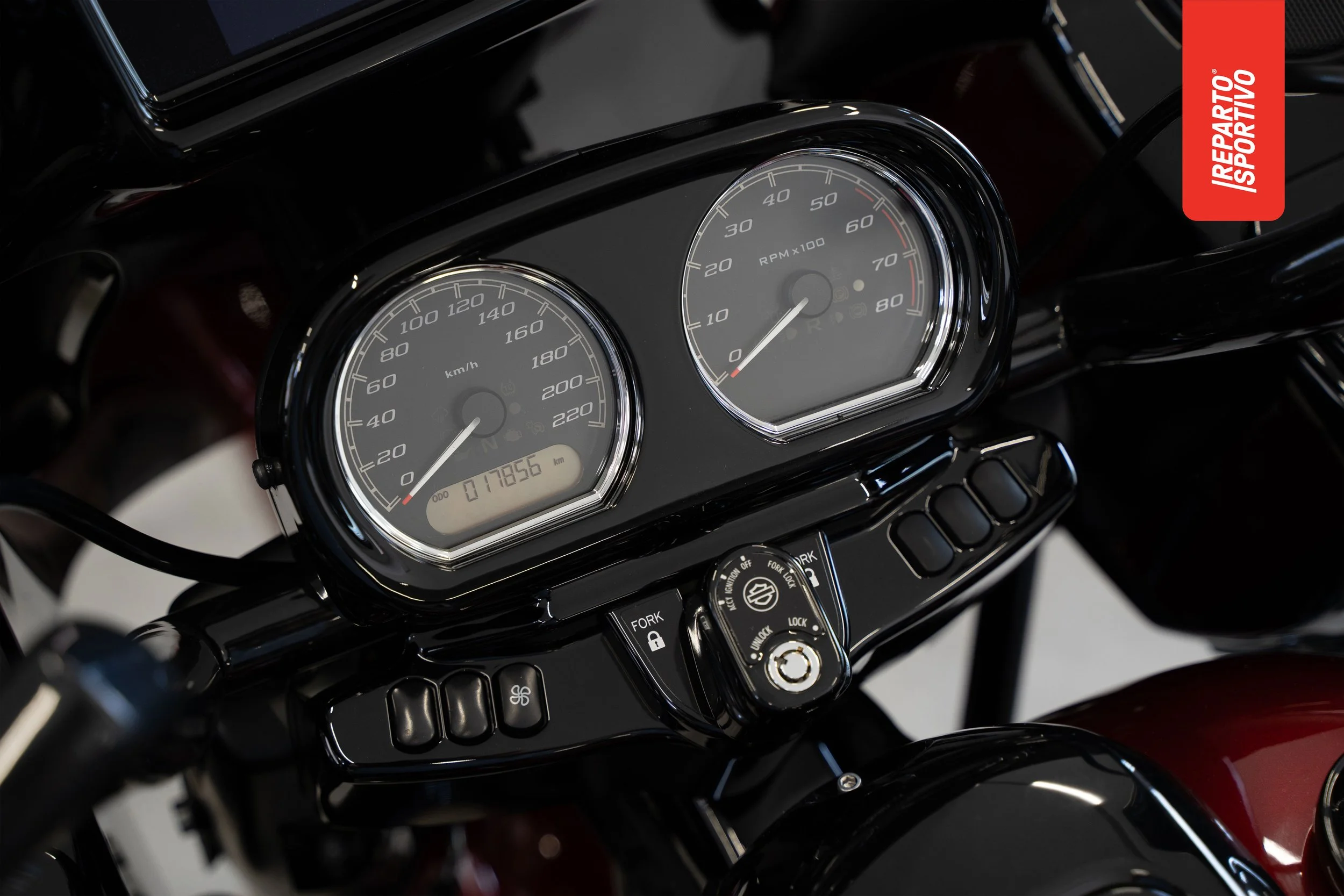 ROAD_GLIDE_120TH_07.jpg