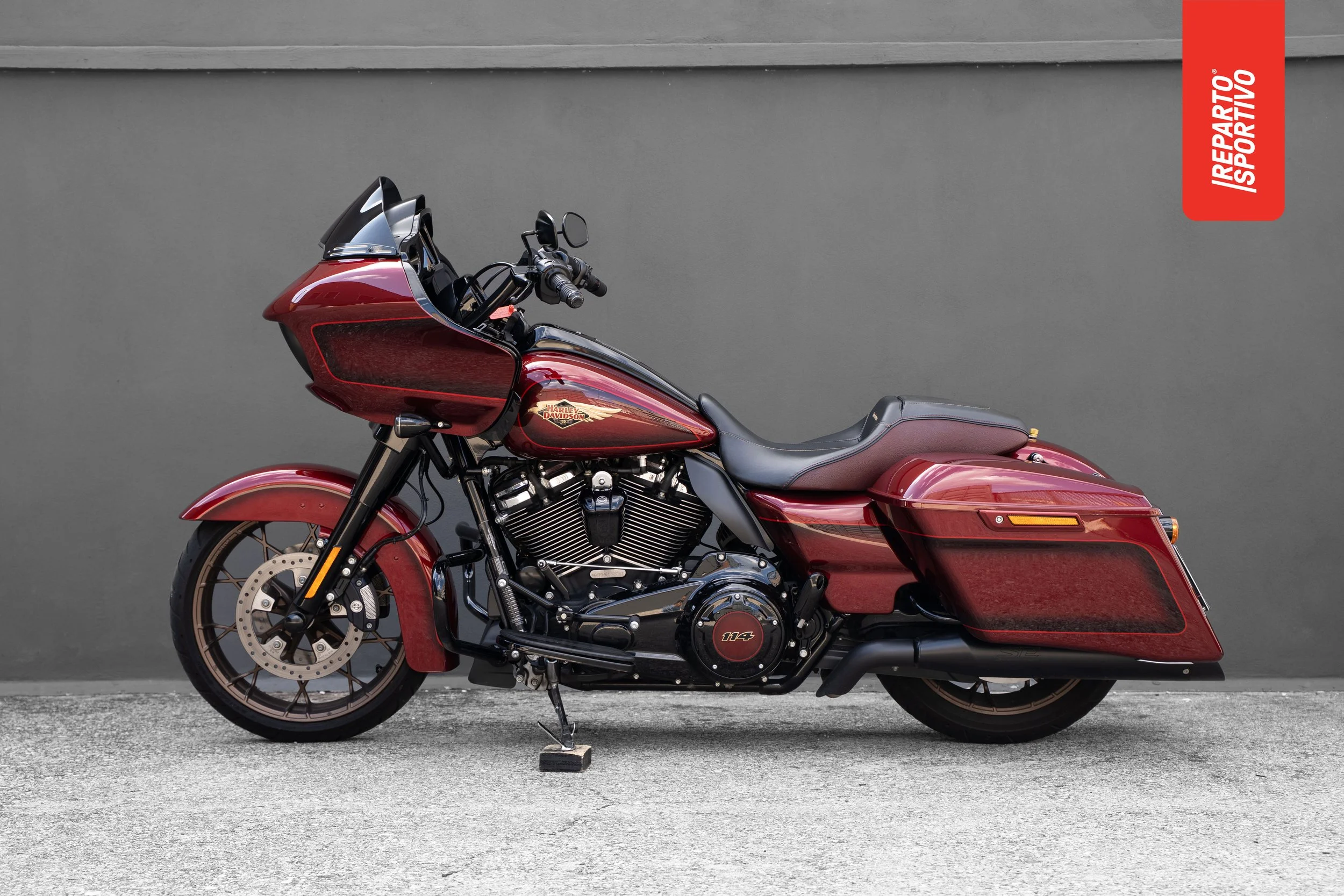 ROAD_GLIDE_120TH_08.jpg