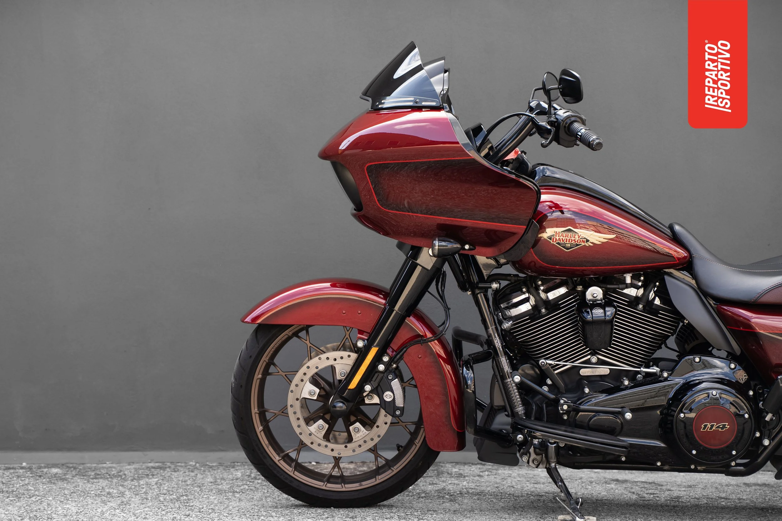 ROAD_GLIDE_120TH_09.jpg