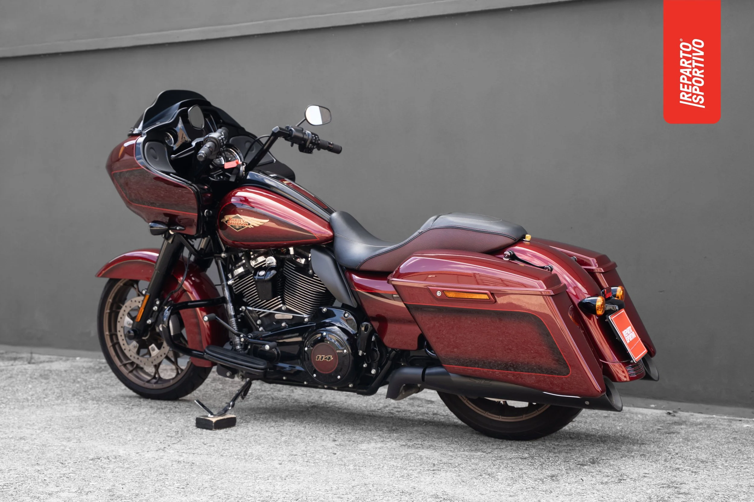 ROAD_GLIDE_120TH_12.jpg