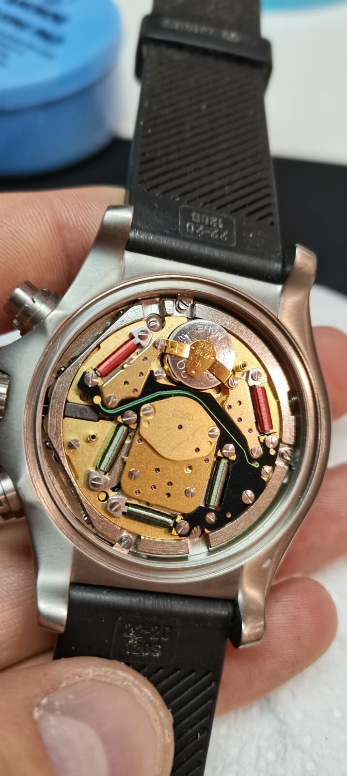 Inside a breitling watch. How to replace a battery correctly..jpeg