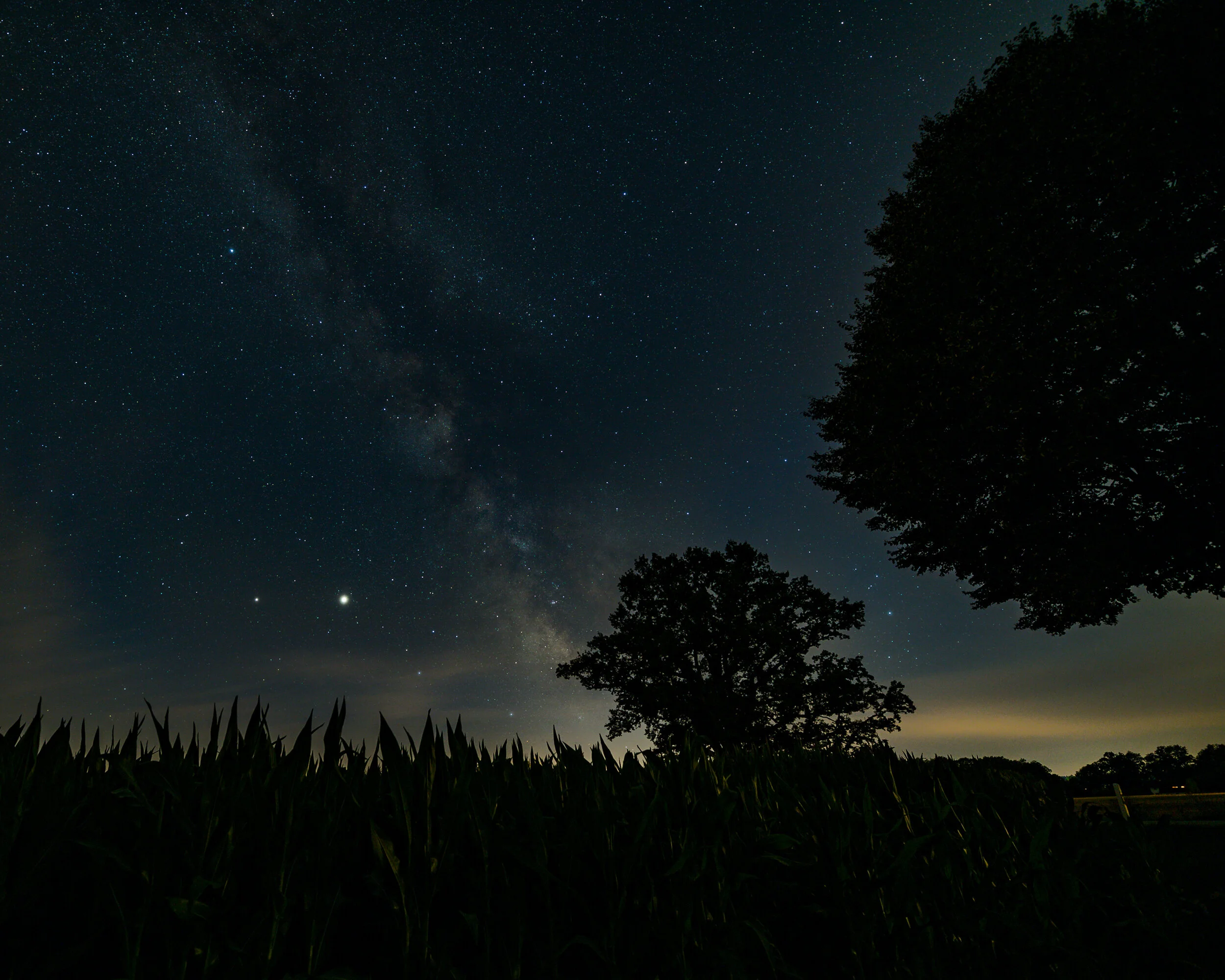  Die Milchstrasse am nächtlichen Sommerhimmel. Links darunter Saturn und Jupiter 