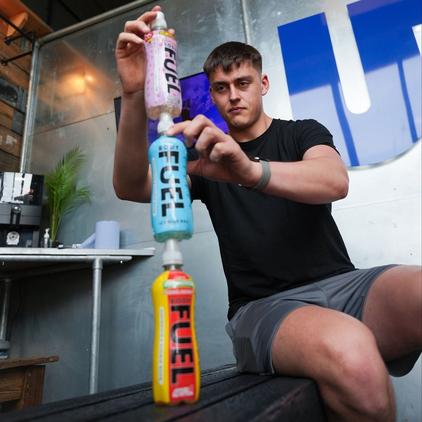 Has anyone noticed the new Applied Nutrition Body Fuel electrolyte drinks in the vending machine? 🤩⁠
⁠
We think these drinks are perfectly balanced (to get you through a workout), and Izaak clearly took this literally. Bless him. Silly Sausage. Terr