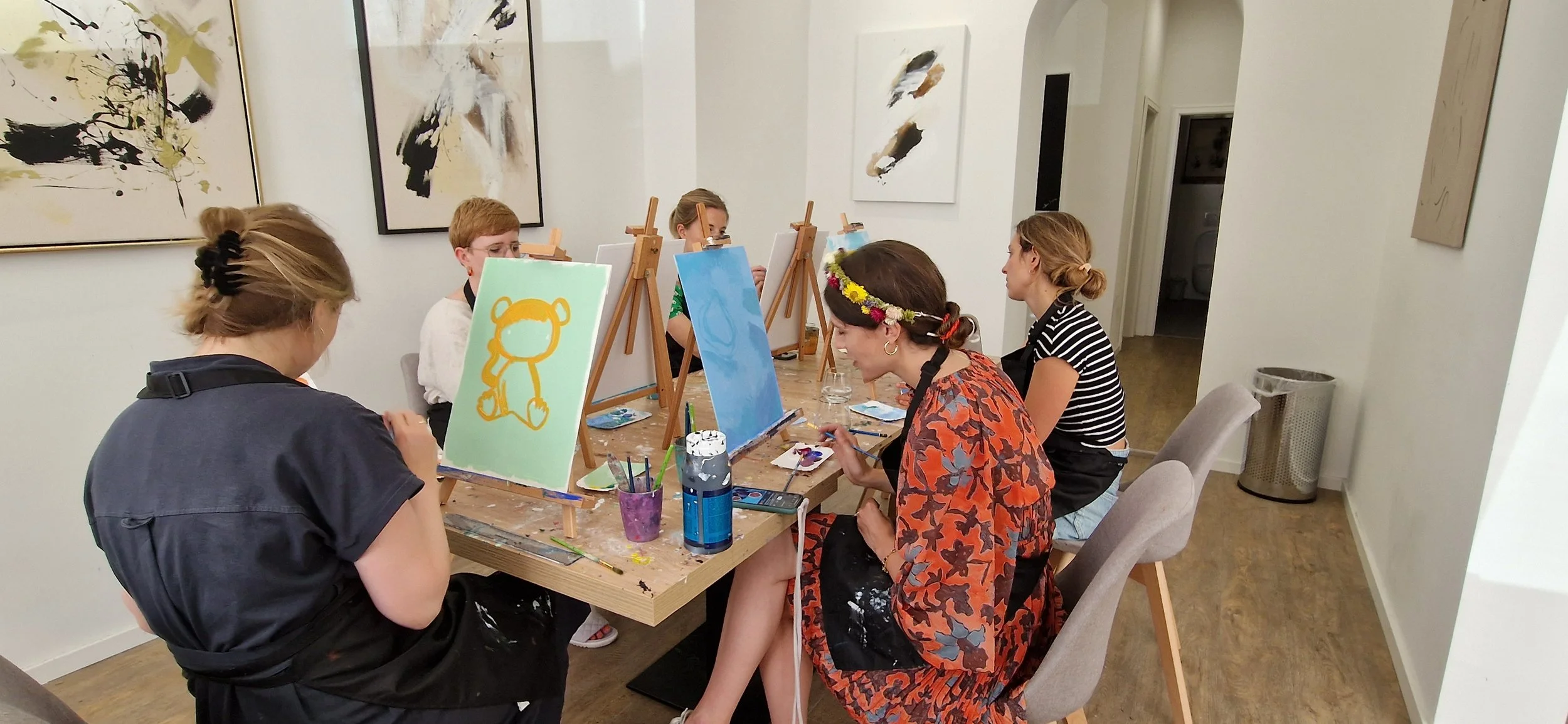 Sip and Paint Unterschied zu Malkurs in München: Sip &amp; Paint vs. normaler Malkurs bei ART-LI