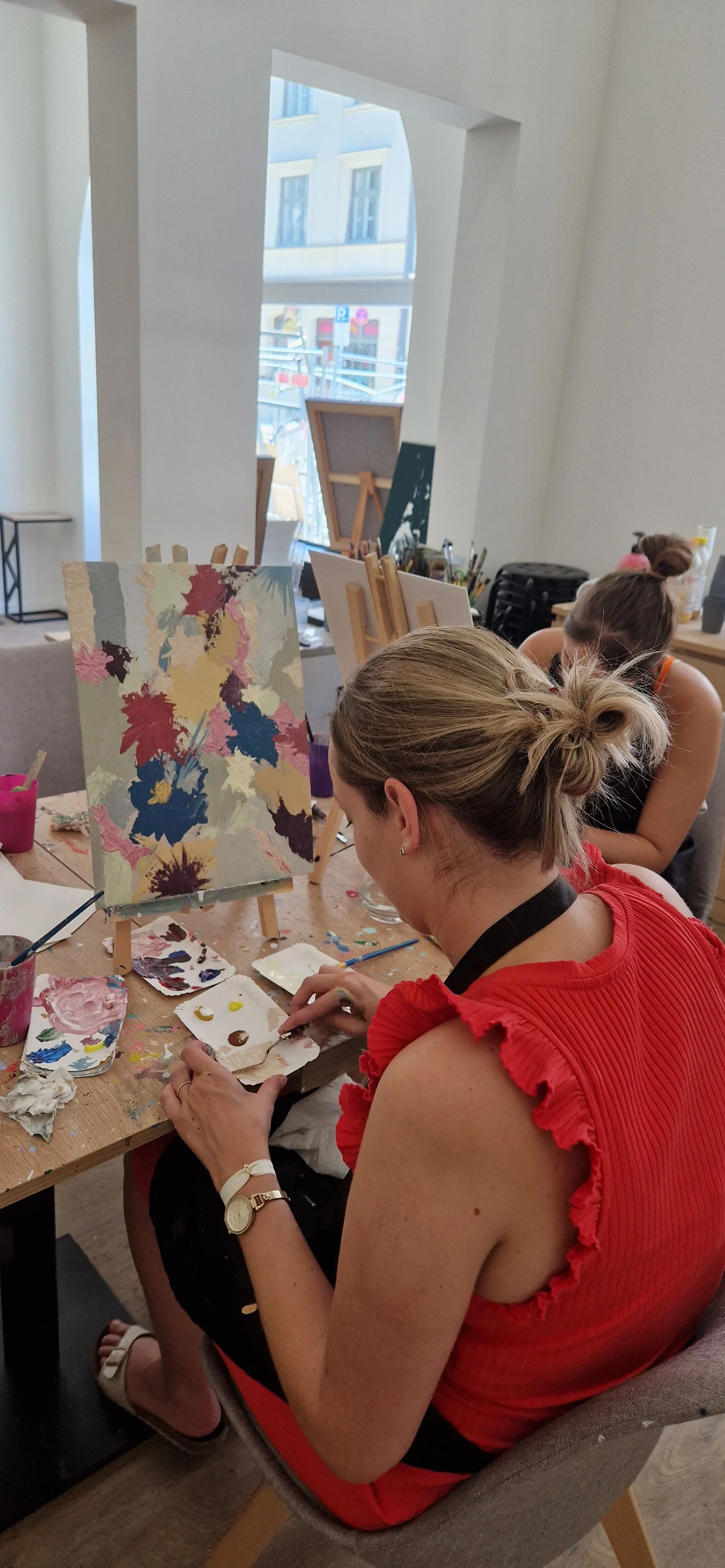 Was ist Sip and Paint? Definition, Ablauf &amp; warum München darüber spricht