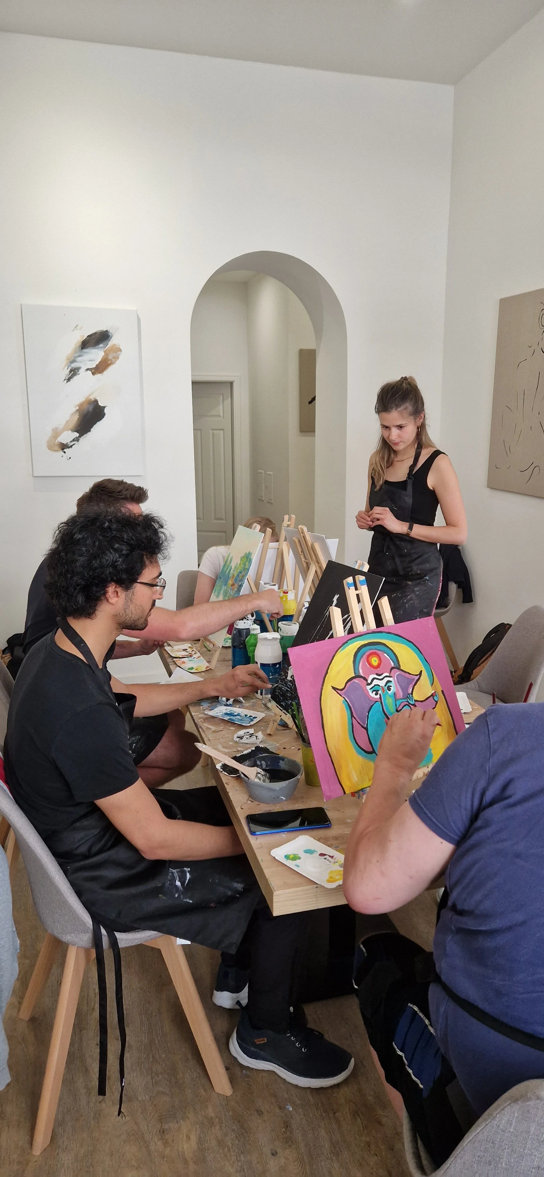 private oder öffentliche Malparty München: Was passt besser zu dir?