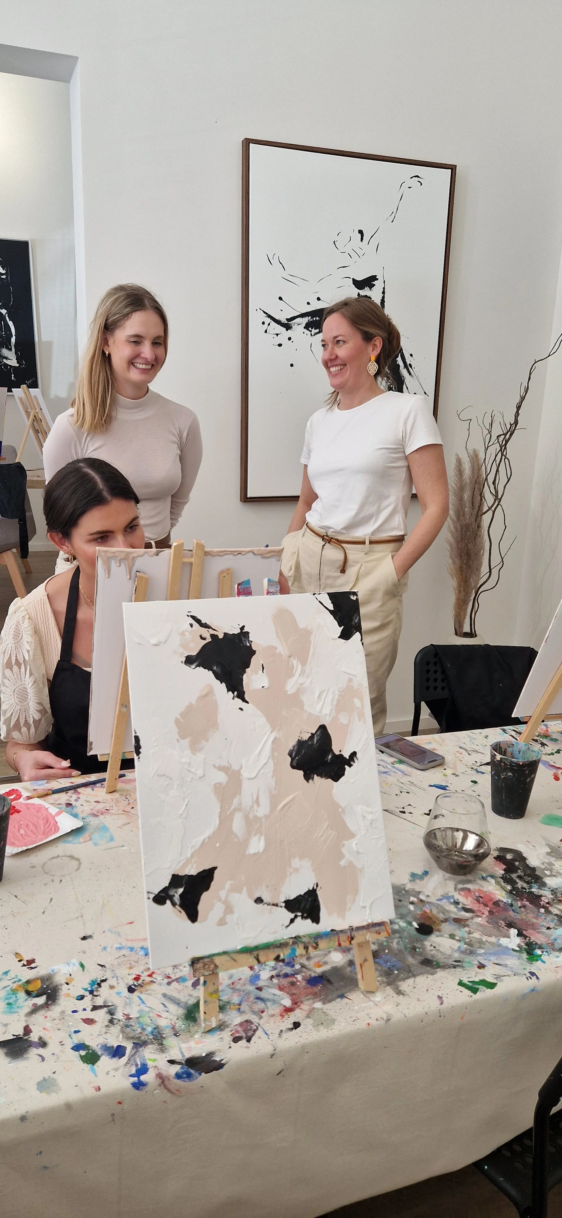 Feierabend Sip and Paint München: Warum kreatives Abschalten so gut tut