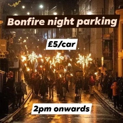 🔥 Bonfire Night Parking available 🎆
🧨 Just outside the road closure on C7 in Kingston, so about as close as you can get!
⏰️ Open from 2pm
💰 &pound;5/car. Cash advisable as card signal not great! 
📍BN7 3NS or //dared.badge.talked